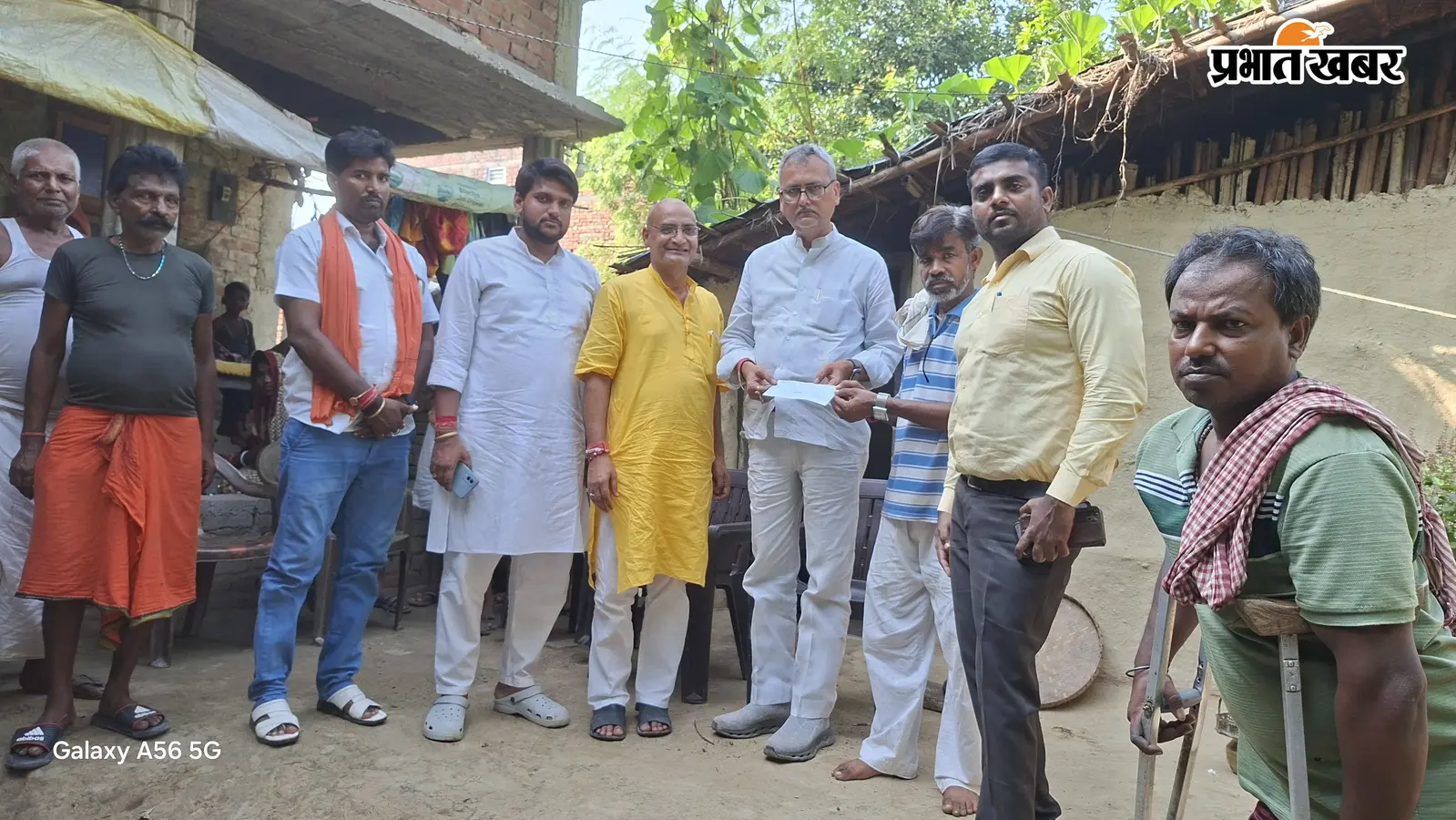 आपदा पीड़ित परिवार को 4 लाख का चेक, विधायक ने कहा- सरकारी राशि पर पहला अधिकार पीड़ितों का