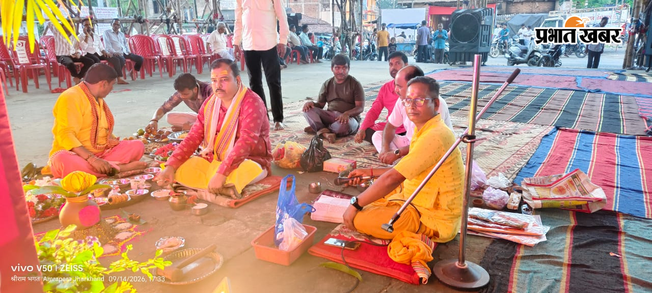 अमड़ापाड़ा दुर्गा मंदिर परिसर में भगवान गणेश की पूजा करते यजमान बबलू भगत | Prabhat Khabar Network