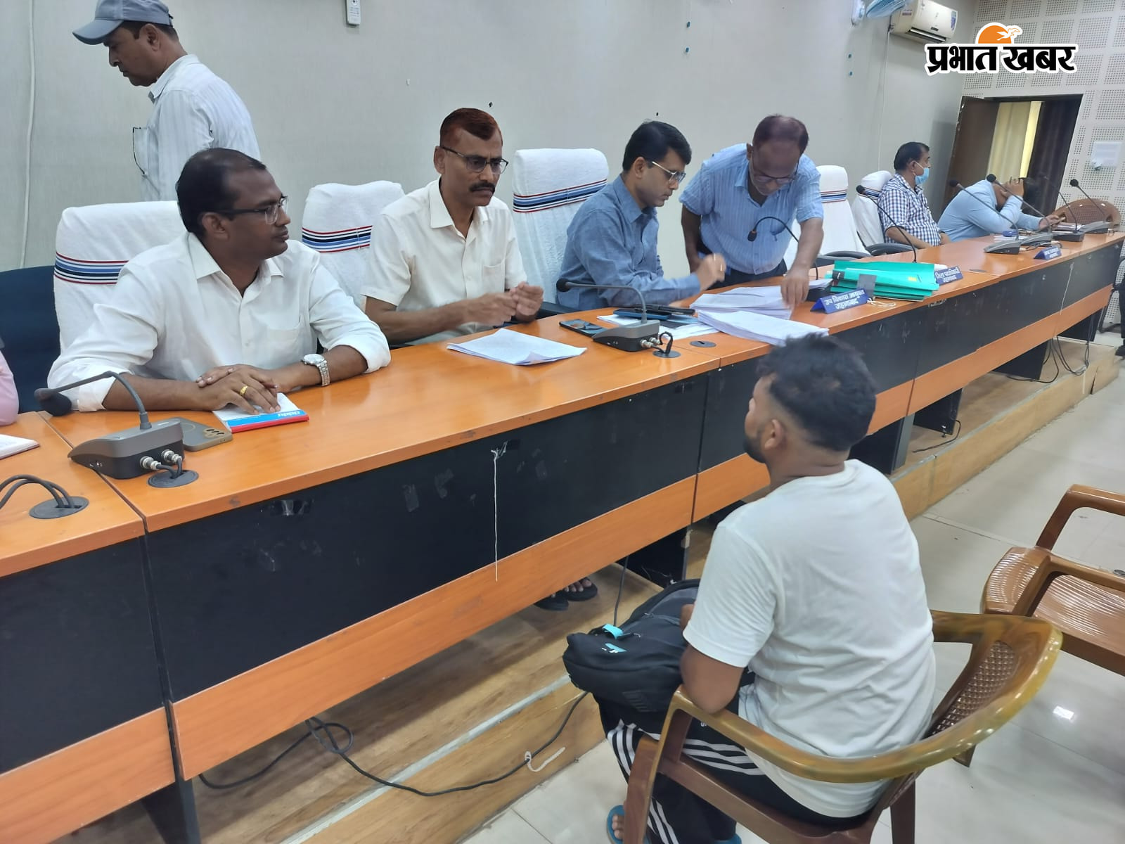 जनता दरबार में लोगों की शिकायत सुनते अधिकारी | Prabhat Khabar Network