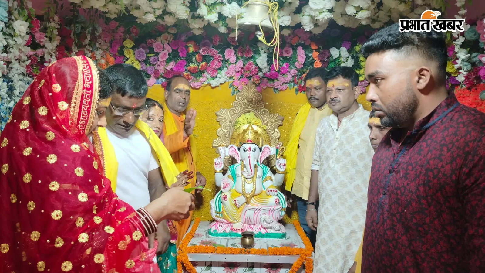 गणेश चतुर्थी पर तीनपहाड़ में आस्था का रंग, बप्पा को चढ़ा 11 किलो का लड्डू