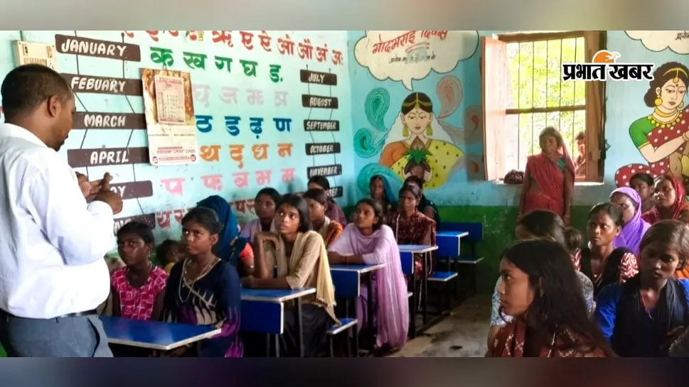 नवादा: किशोरियों को माहवारी स्वच्छता के प्रति किया जागरूक, बांटी गयी मासिक धर्म स्वच्छता किट