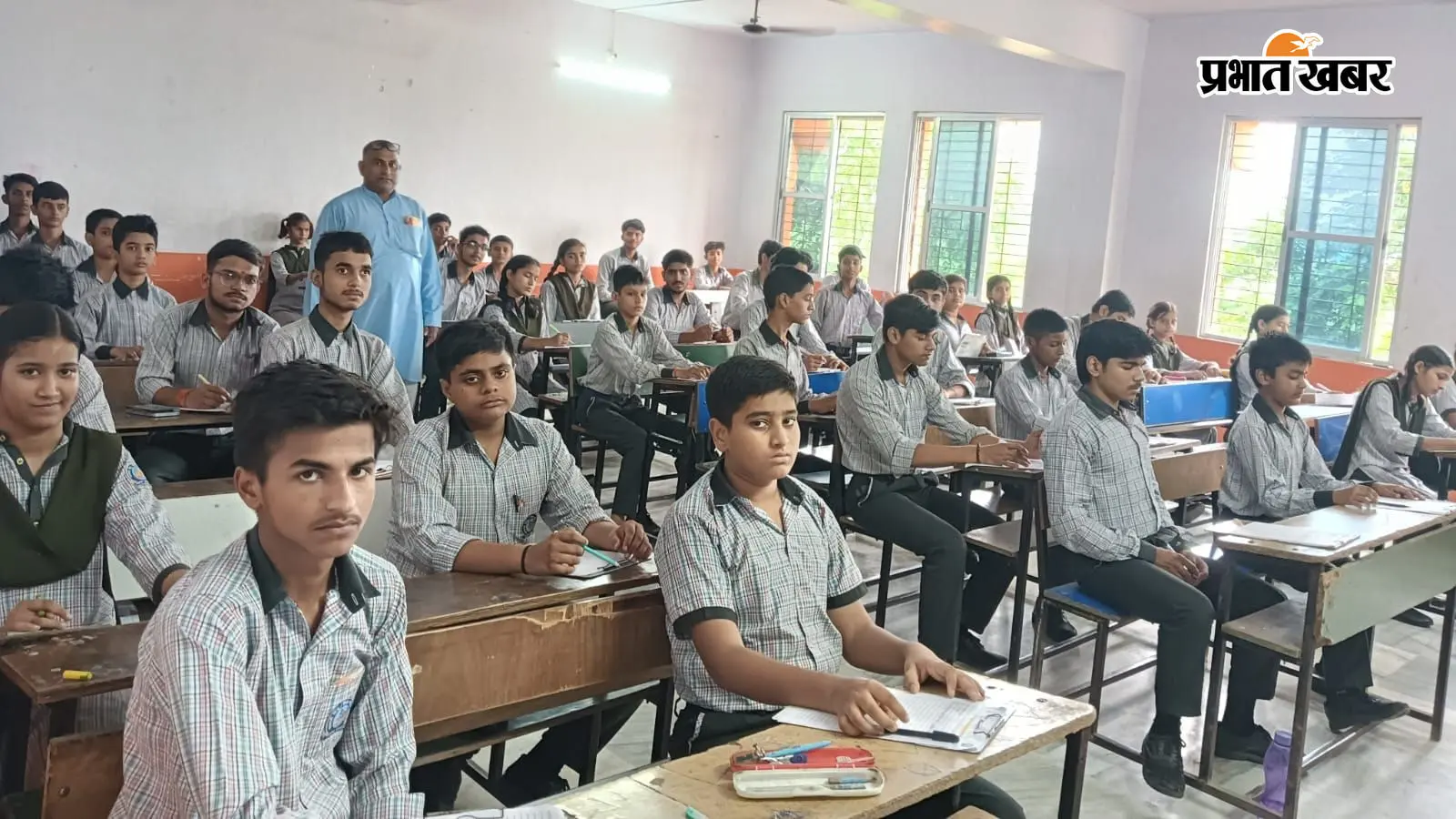 सरस्वती विद्या मंदिर में हिंदी दिवस पर निबंध प्रतियोगिता, विद्यार्थियों ने लिया उत्साह से हिस्सा