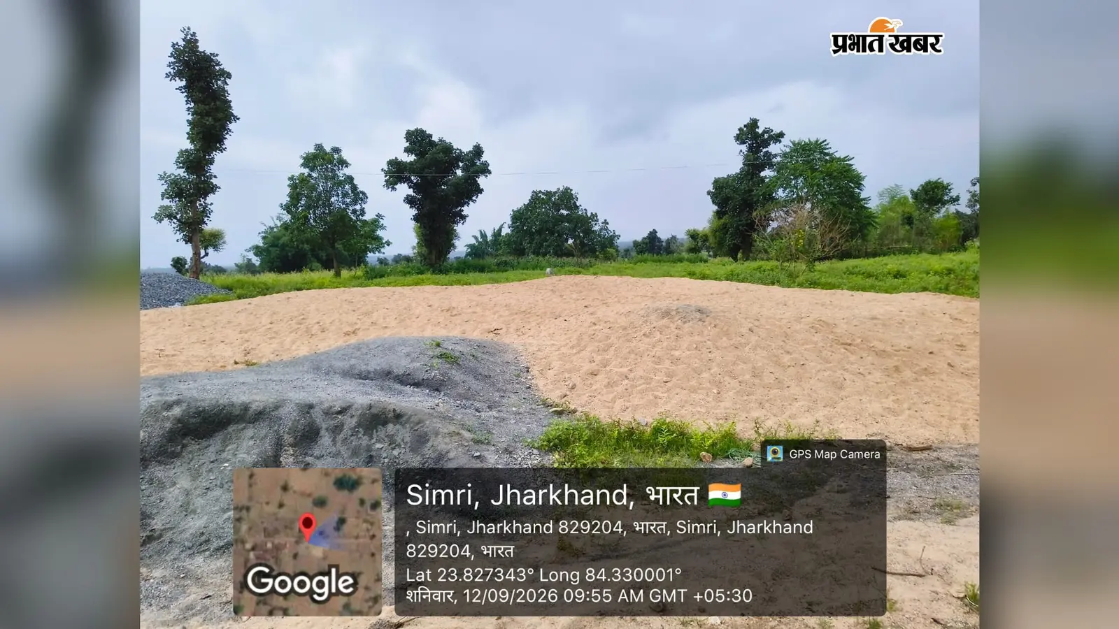 पीसीसी सड़क के लिए जमा किया गया बालू, एनजीटी की रोक के बीच ग्रामीणों ने उठाये सवाल