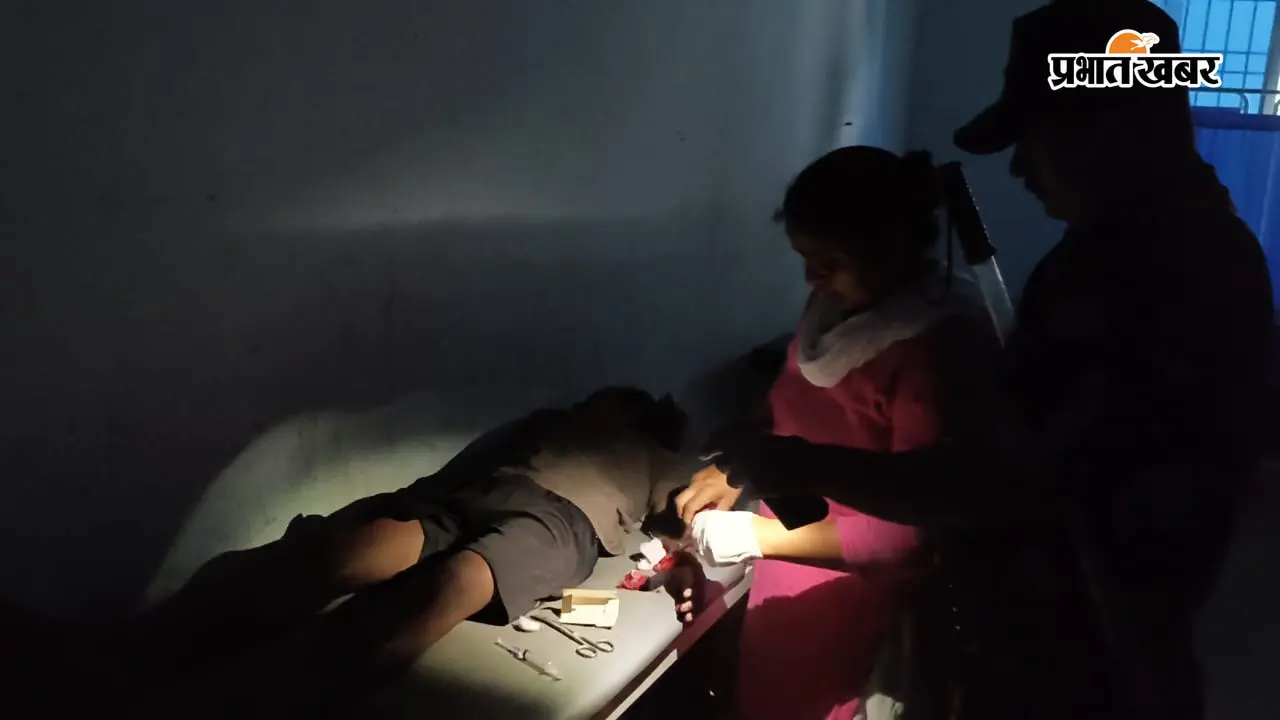 कोईलवर सीएचसी में बिजली गुल, मोबाइल की रोशनी में लगा टांका; अंधेरे में चढ़ाया गया आरएल