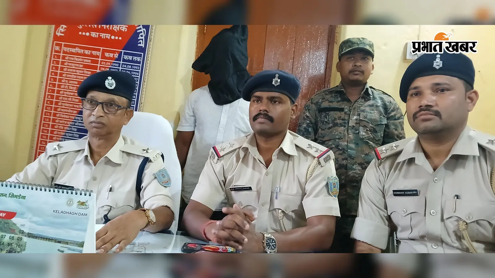 सिमडेगा में अवैध बालू पर एक्शन, ट्रैक्टर छुड़ाने पहुंचे लोग, पुलिस ने एक को दबोचा