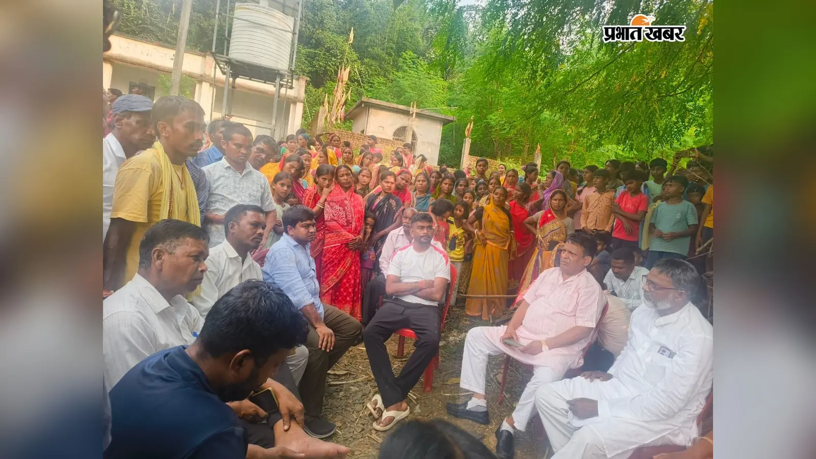 एक हादसे में उठीं चार अर्थियां, पति-पत्नी और दो मासूम बेटों की मौत से गांव में मातम