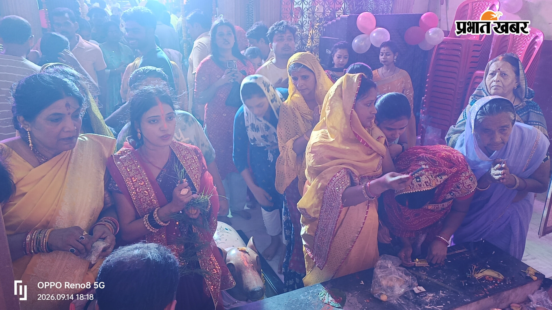 कैप्शन : लाल बाजार स्थित बेतिया राज गणेश मंदिर में पूजा करते व प्रसाद ग्रहण करते श्रद्धालु | Prabhat Khabar Network