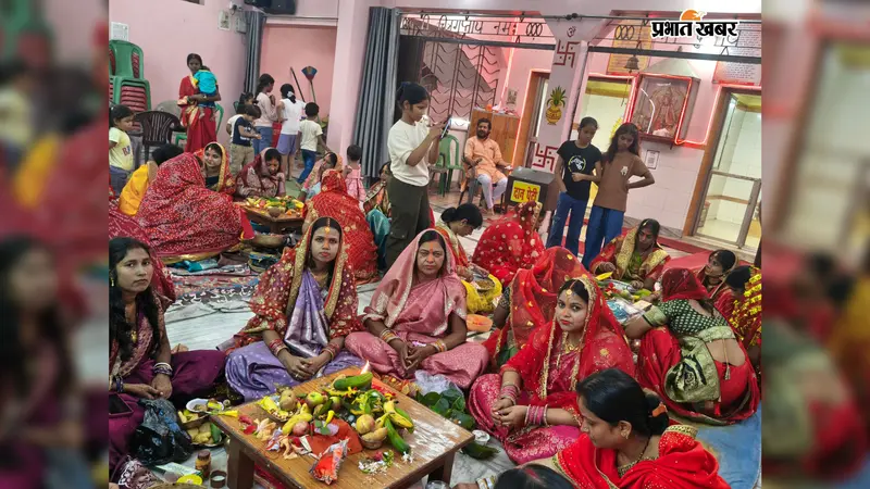 पति की लंबी आयु के लिए महिलाओं ने रखा व्रत