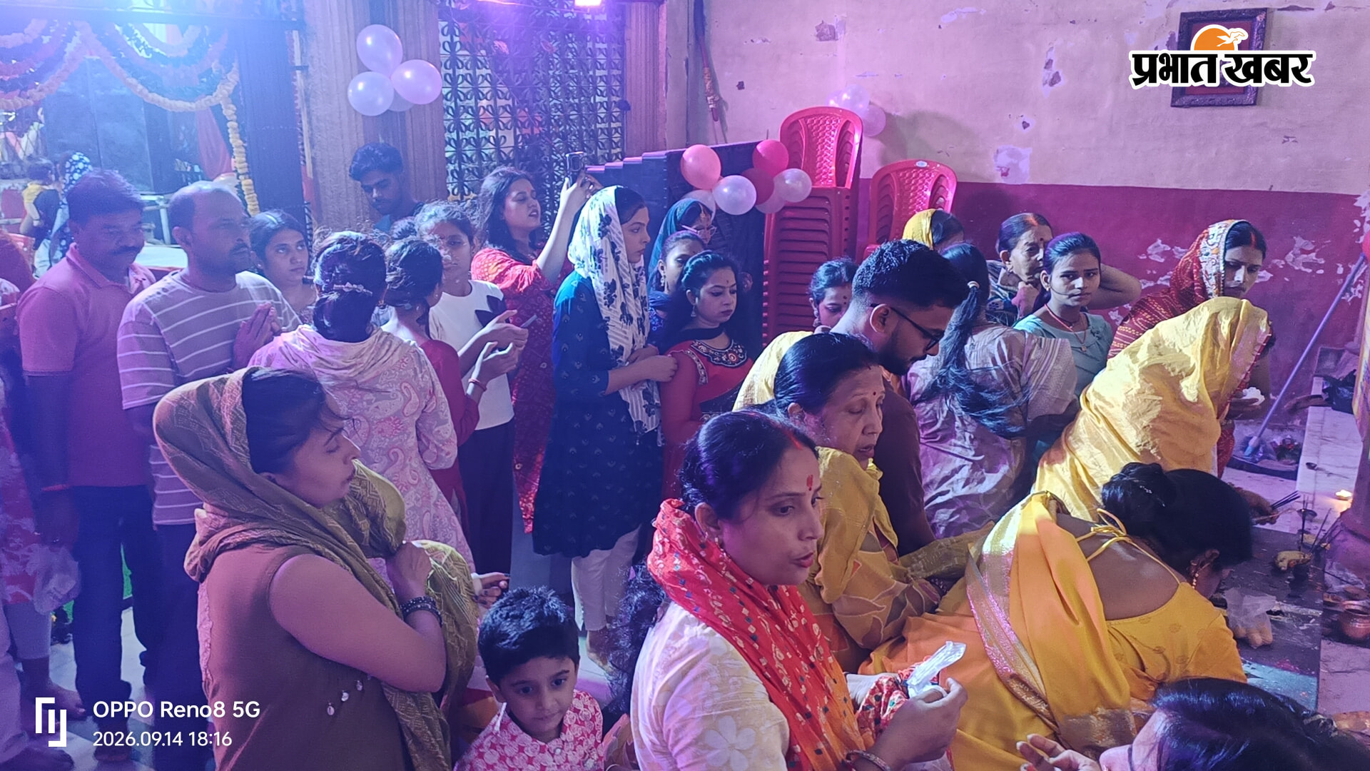 कैप्शन : लाल बाजार स्थित बेतिया राज गणेश मंदिर में पूजा करते व प्रसाद ग्रहण करते श्रद्धालु | Prabhat Khabar Network