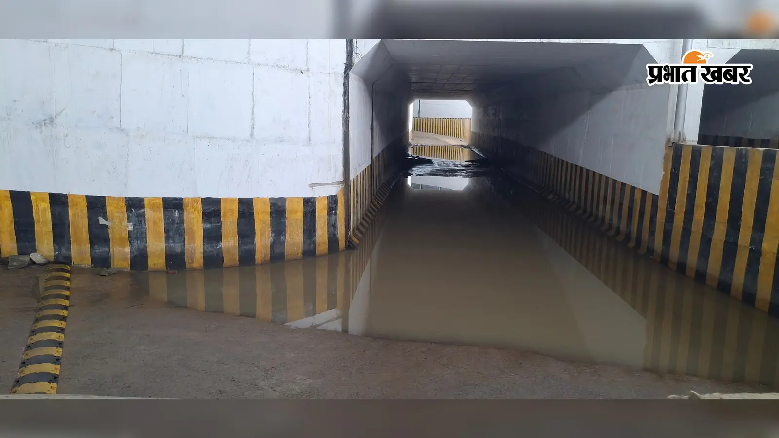 परैया-कष्ठा रेलवे स्टेशन के पास अंडरपास में जलजमाव, एक ही लेन से आवागमन को मजबूर लोग