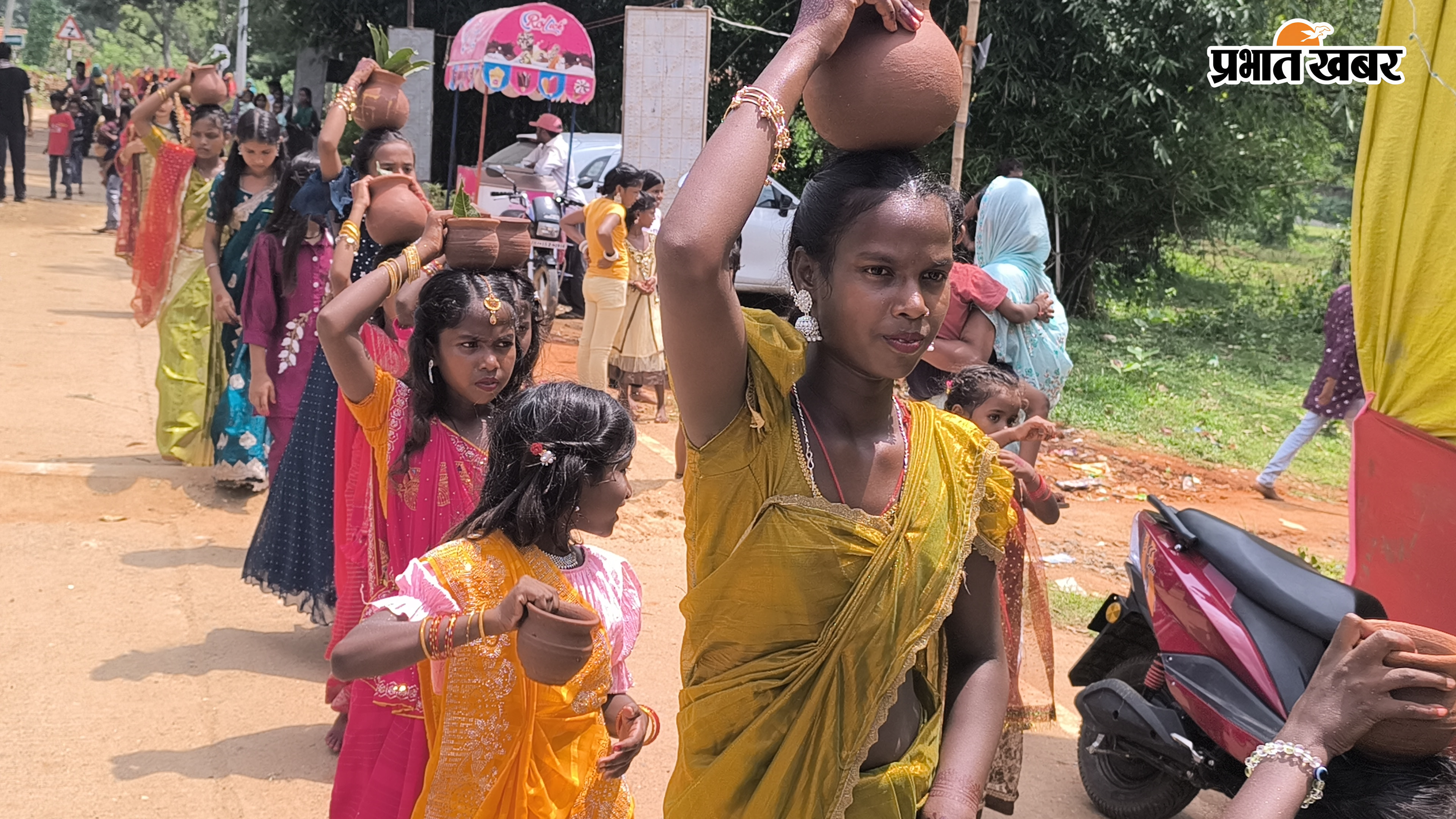 आस्ताजोरा-बिचकोड़ा में कलश शोभायात्रा में शामिल महिलाएं व युवतियां. फोटो : मसलिया में गणेश पूजा के लिए स्थापित गणेश प्रतिमा. | Prabhat Khabar Network