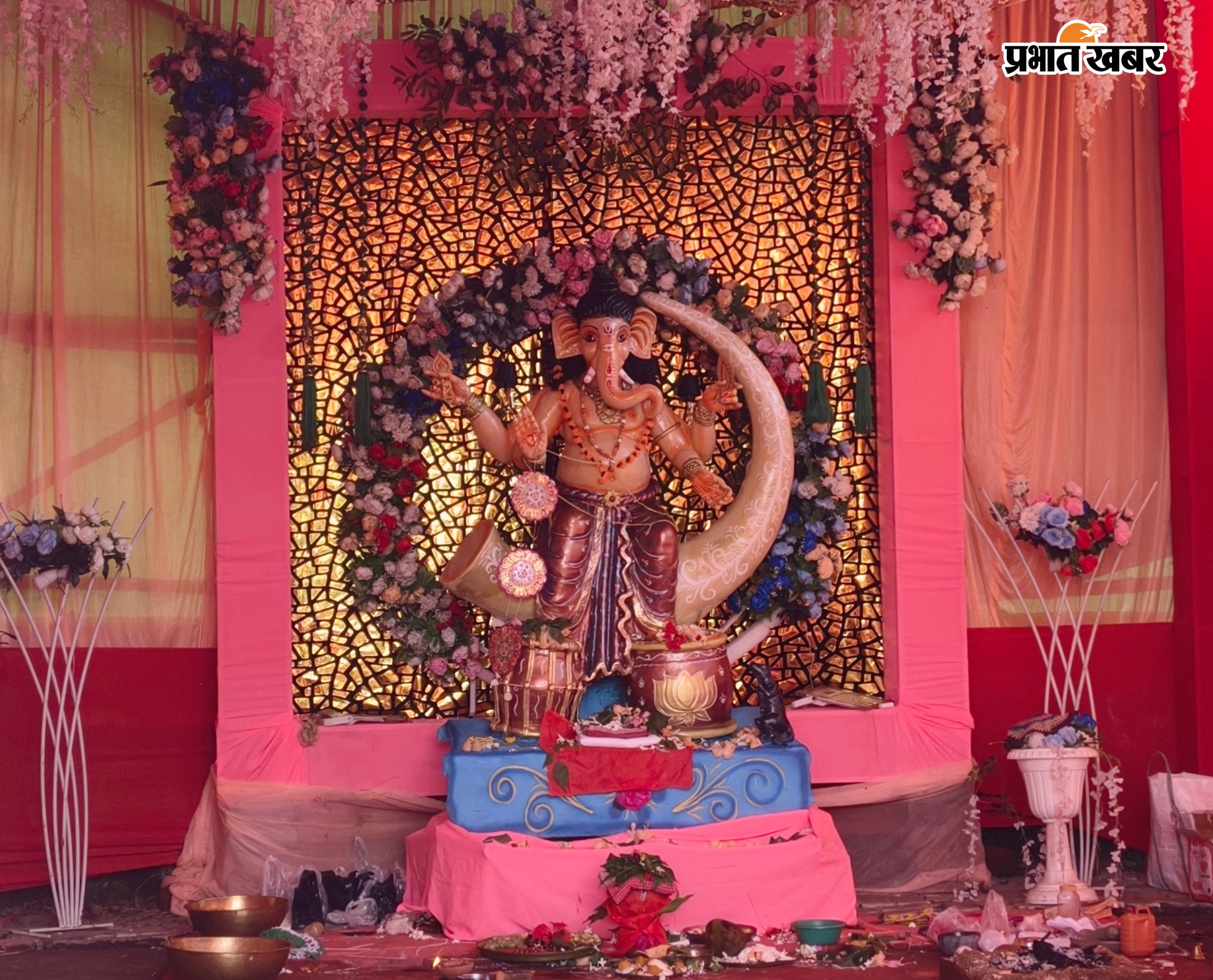 आस्ताजोरा-बिचकोड़ा में कलश शोभायात्रा में शामिल महिलाएं व युवतियां. फोटो : मसलिया में गणेश पूजा के लिए स्थापित गणेश प्रतिमा. | Prabhat Khabar Network