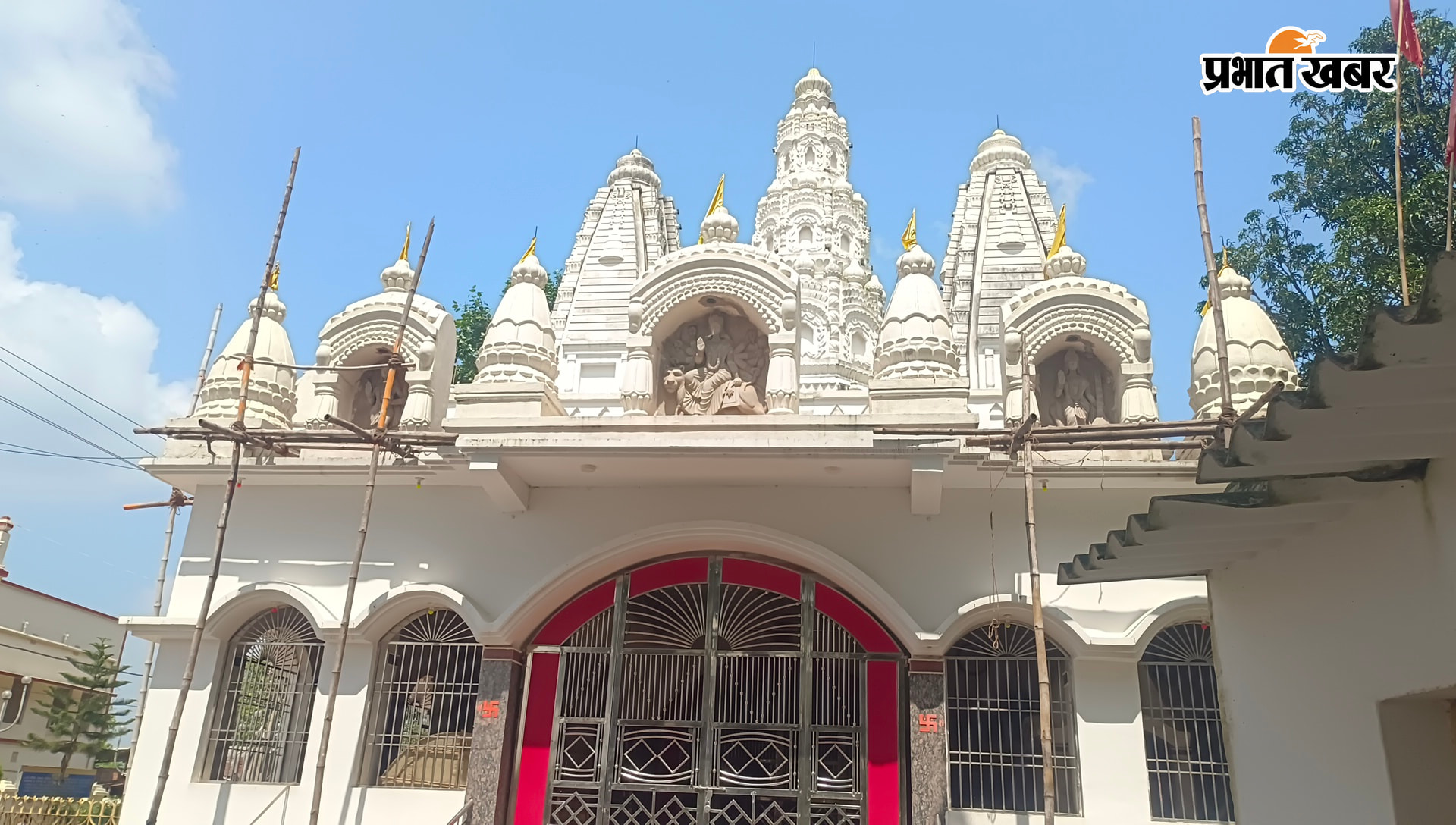 पागलबाबा दुर्गा मंदिर और सदर अस्पताल में मृतक के परिजन | Prabhat Khabar Network