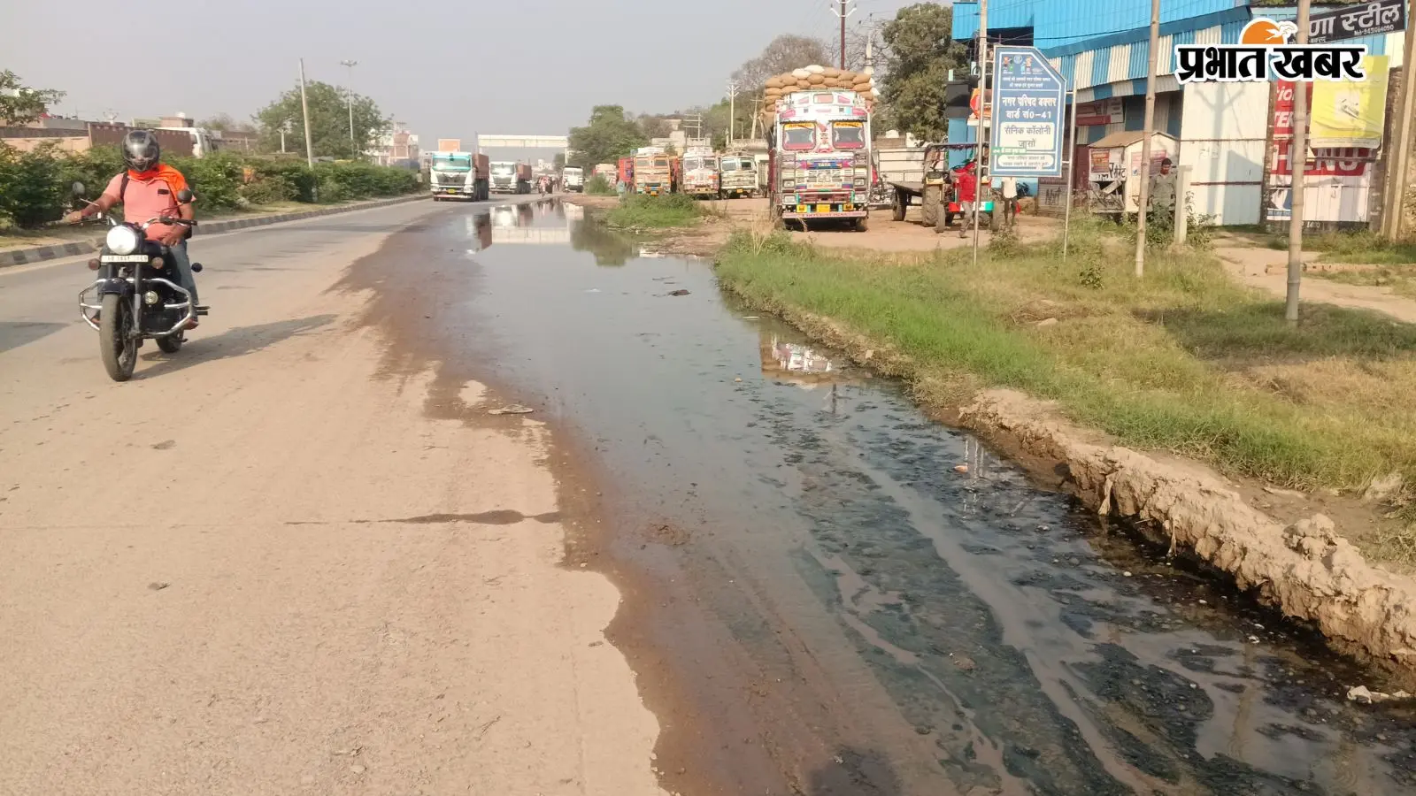 गोलंबर से औद्योगिक क्षेत्र तक बक्सर के एनएच-922 पर जलजमाव, सड़क की गुणवत्ता पर मंडराया खतरा
