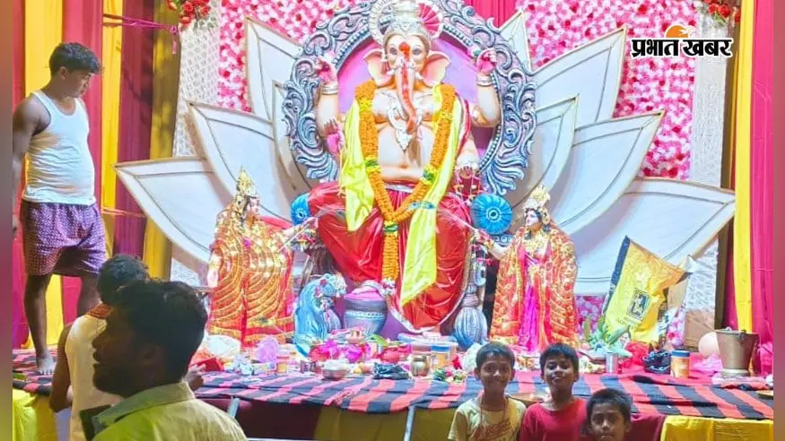 बरही के अफीमकोठी गणेश पूजा पंडाल में उमड़ रहे श्रद्धालु