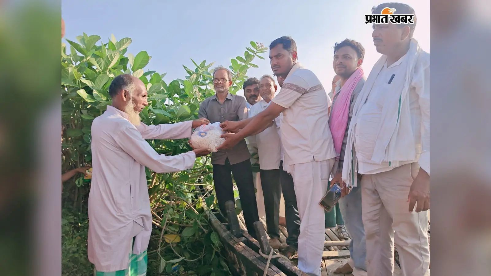 उधवा में बाढ़ पीड़ितों के बीच पहुंची राहत, सैकड़ों प्रभावित परिवारों को बांटी गयी सामग्री