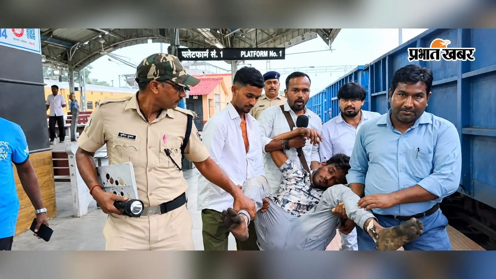 मालगाड़ी पर करंट से झुलसा व्यक्ति पड़ा था, लोग समझ रहे थे मृत; पत्रकार की नजर पड़ी तो साथियों संग बचाई जान