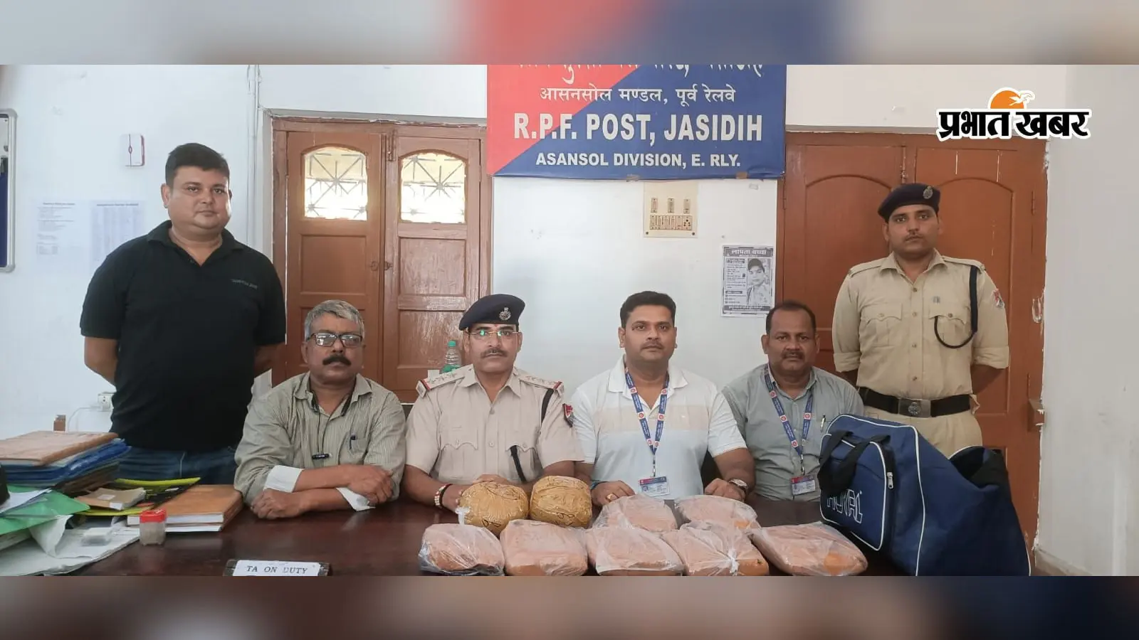 देवघर रेलवे स्टेशन पर लावारिस बैग से जब्त किये गए 7 किलो से अधिक संदिग्ध पदार्थ