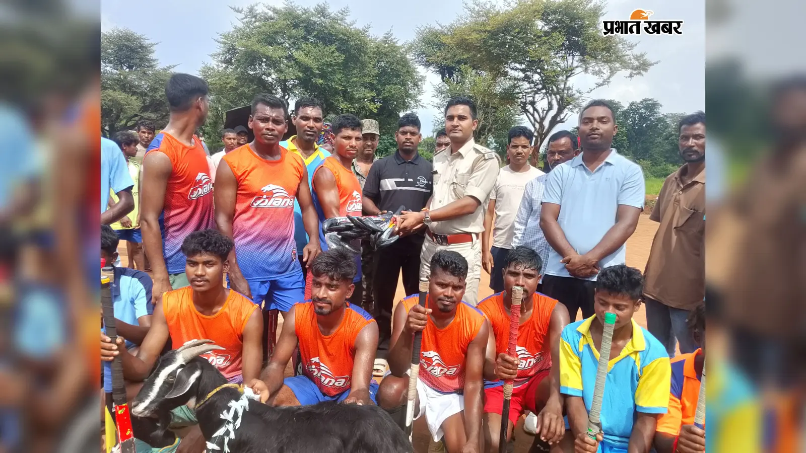 हॉकी फाइनल में चलडांडू की धमाकेदार जीत, थाना प्रभारी ने खिलाड़ियों को दी हॉकी स्टिक