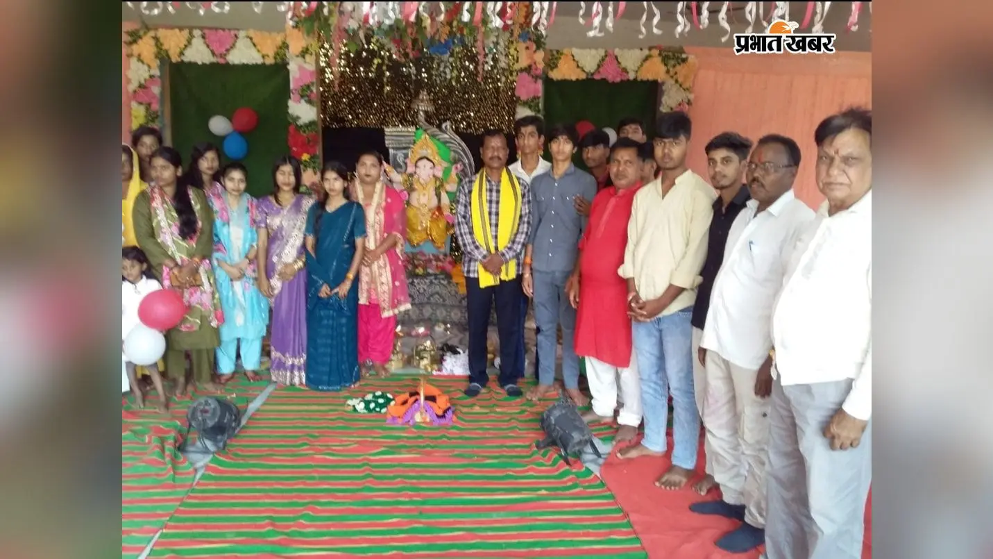 कैरो में गणेश पूजा के बाद हुआ प्रतिमा के पट का अनावरण