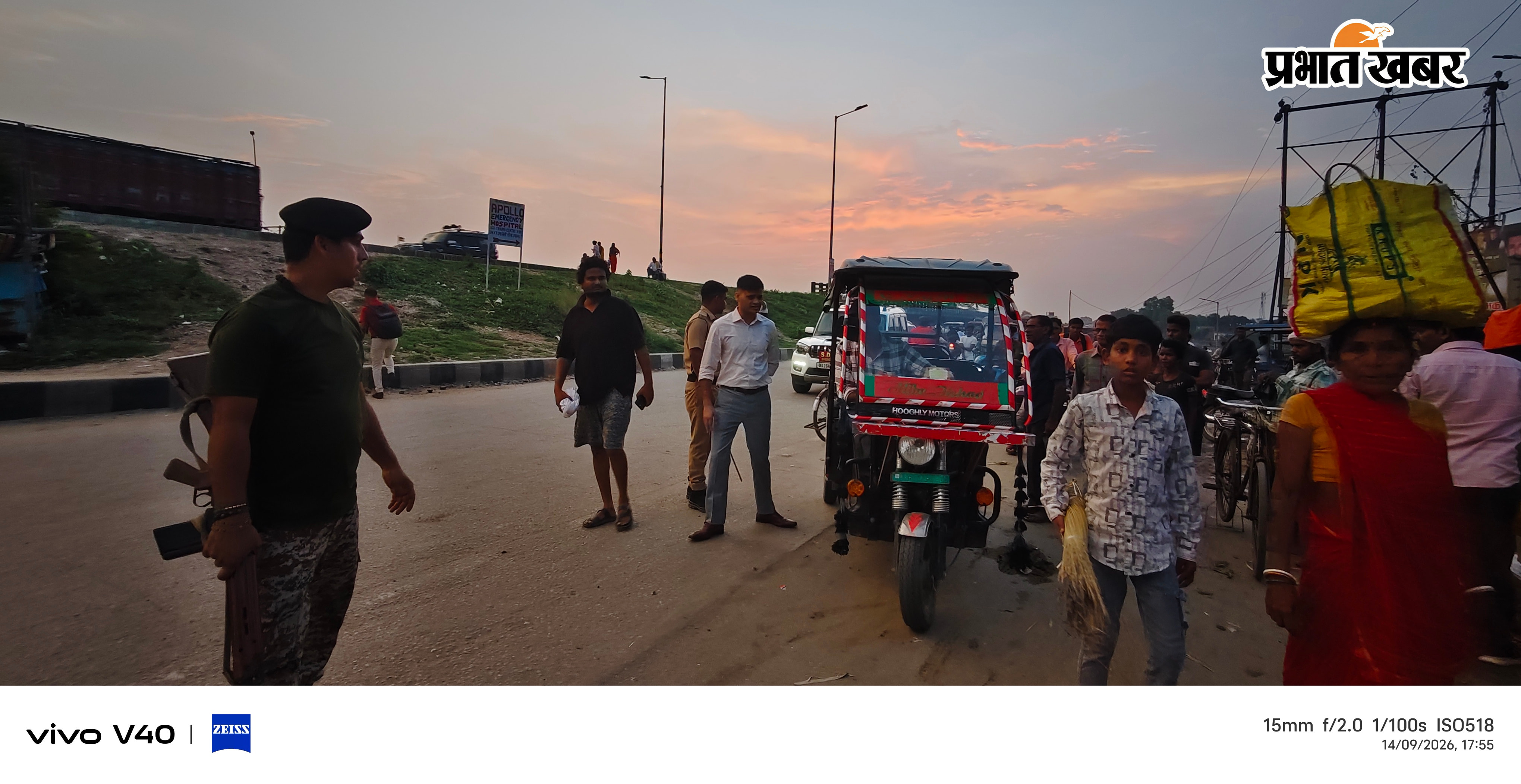 सड़क के किनारे लगे दुकानों को और ई-रिक्शा तथा ऑटो को हटाने का निर्देश देते एसडीओ जतिन कुमार | Prabhat Khabar Network