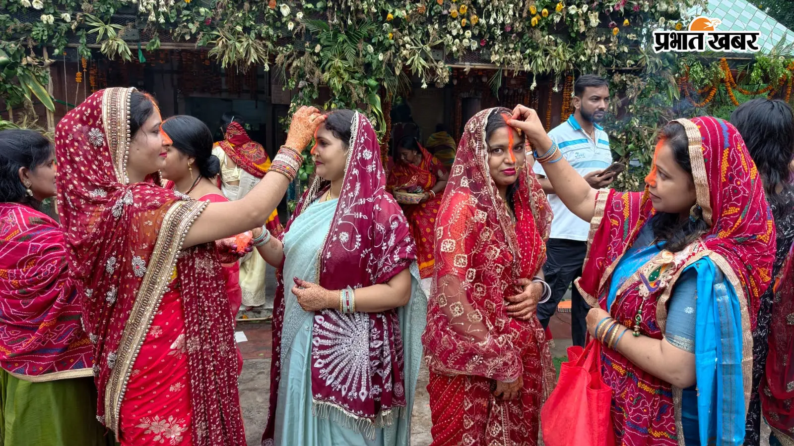 हरितालिका तीज पर सोलह शृंगार में सजीं सुहागिनों ने मांगी अखंड सौभाग्य की दुआ