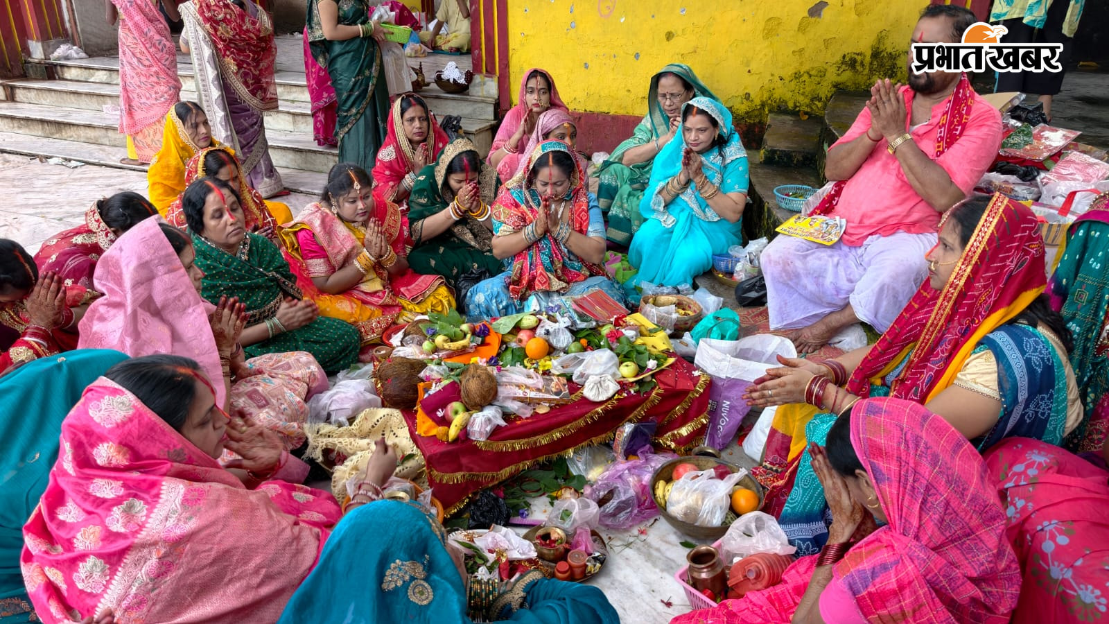 दुमका में तीज के दौरान कथा सुनती महिलाएं और एक-दूसरे को सिंदुर लगाकर अखंड सुहाग की कामना करती सुहागन. | Prabhat Khabar Network