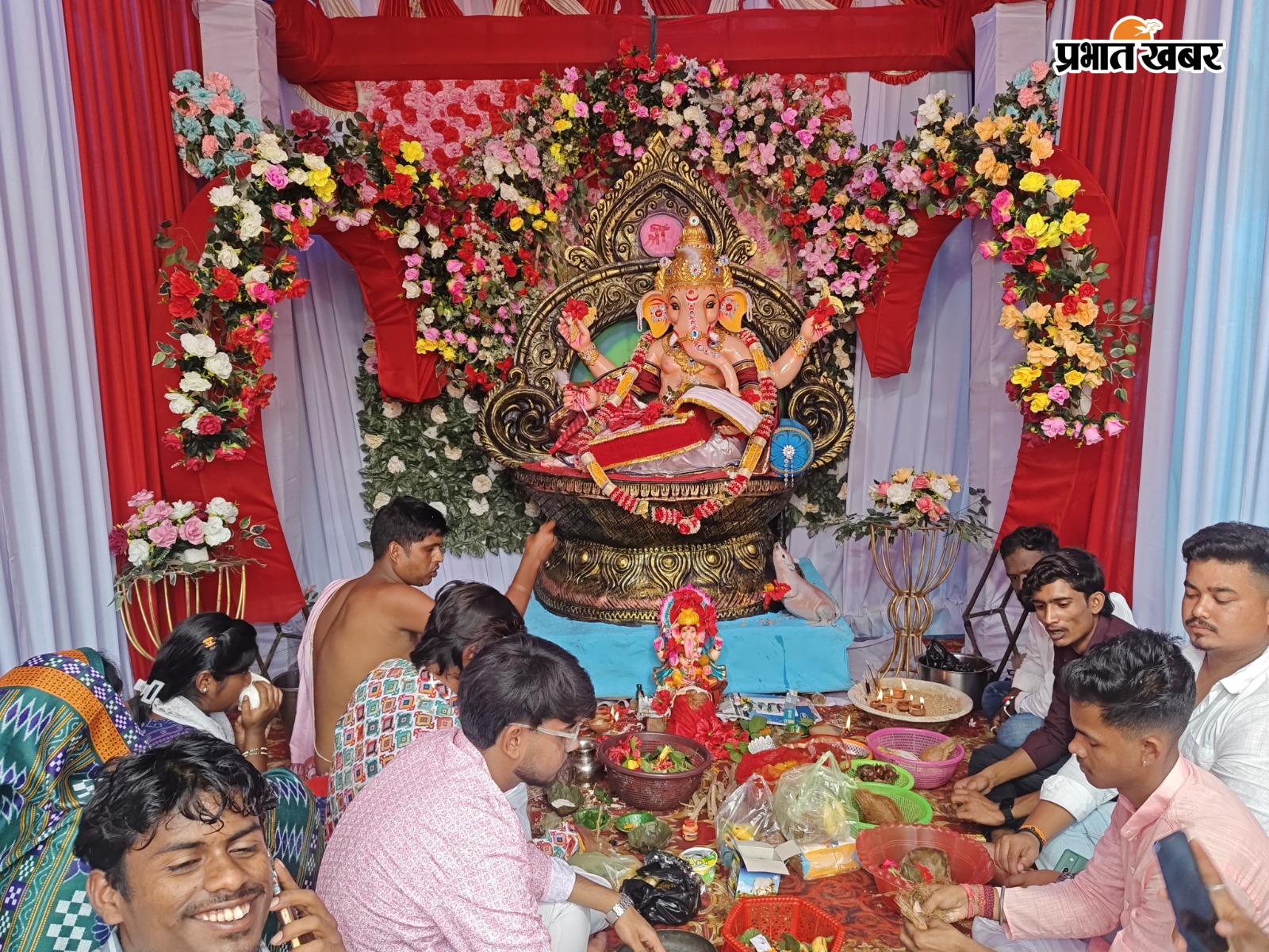 खरसावां के बाजारशाही (पतिशाही) में प्रभु गणेश की पूजा करते श्रद्धालु.