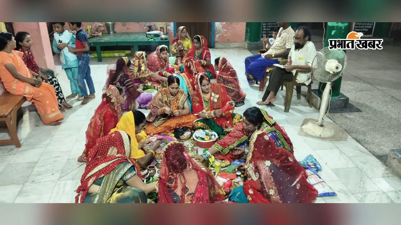 सुहागिनों ने रखा 24 घंटे का निर्जला व्रत, मंदिरों में गूंजे जयकारे, जानें क्या है मान्यता