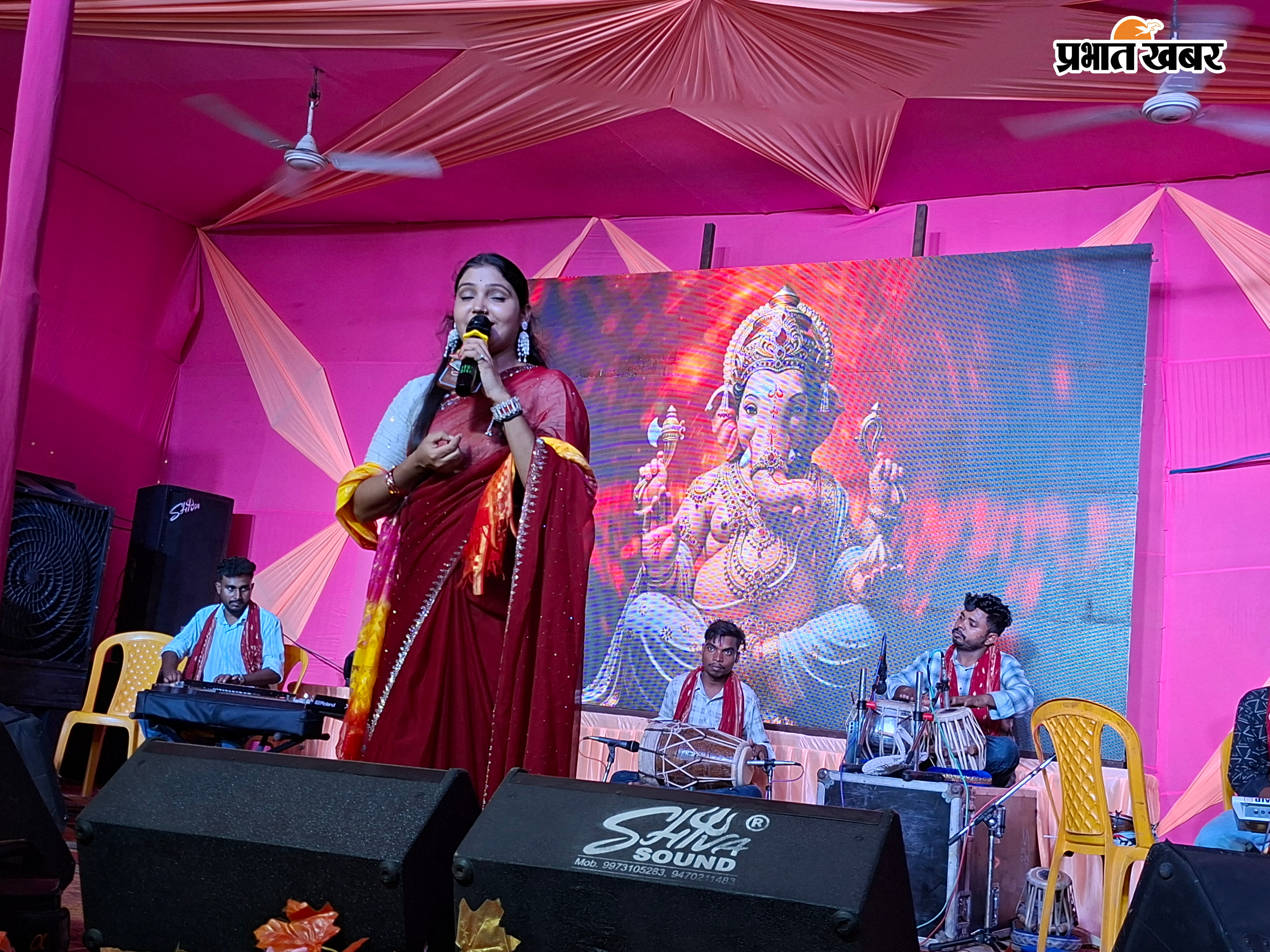 गीत संगीत के प्रस्तुति देती हेमा पांडे महा आरती में श्रद्धालुओं की भीड़ | Prabhat Khabar Network