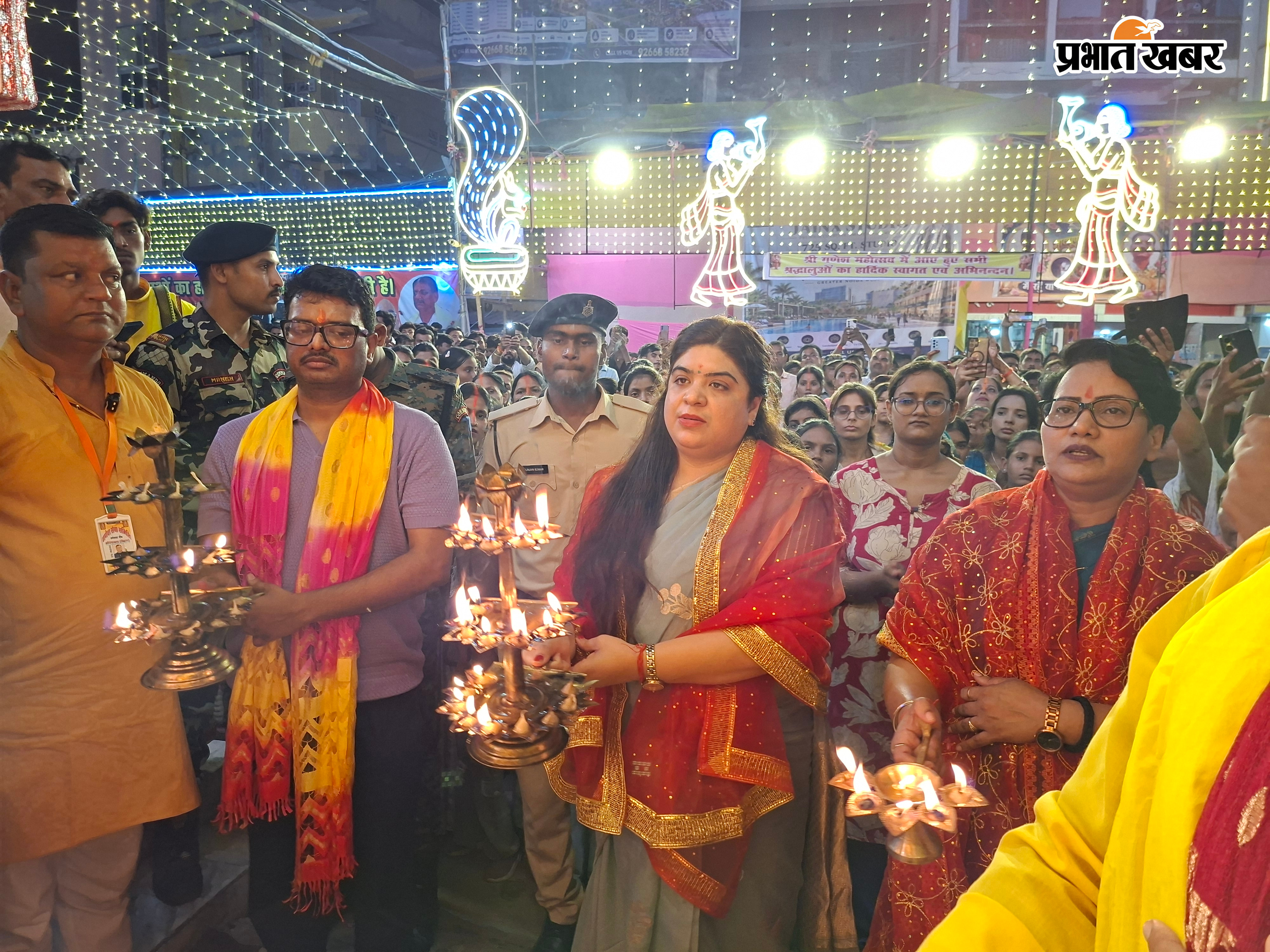 महाआरती करते डीएम ,एसपी और डीडीसी | Prabhat Khabar Network