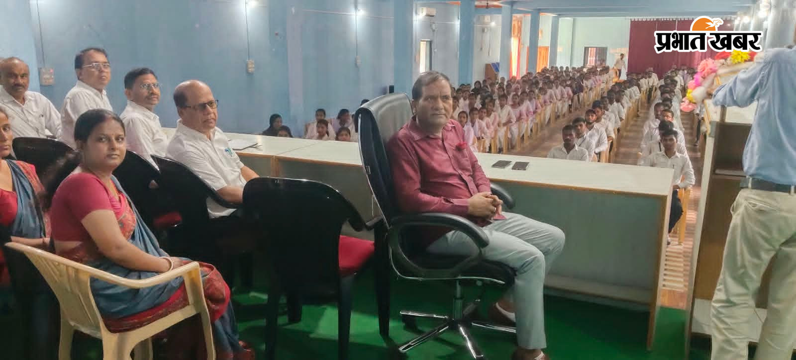 कार्यक्रम में शामिल विद्यार्थी व शिक्षक गण | Prabhat Khabar Network