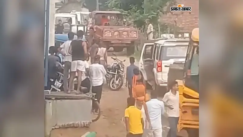 बांका में बालू माफियाओं का दुस्साहस: खनन टीम और पुलिस पर पत्थरों-डंडों से हमला; गाड़ियां और JCB तोड़ी, 28 पर FIR