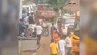 बांका में बालू माफियाओं का दुस्साहस: खनन टीम और पुलिस पर पत्थरों-डंडों से हमला; गाड़ियां और JCB तोड़ी, 28 पर FIR