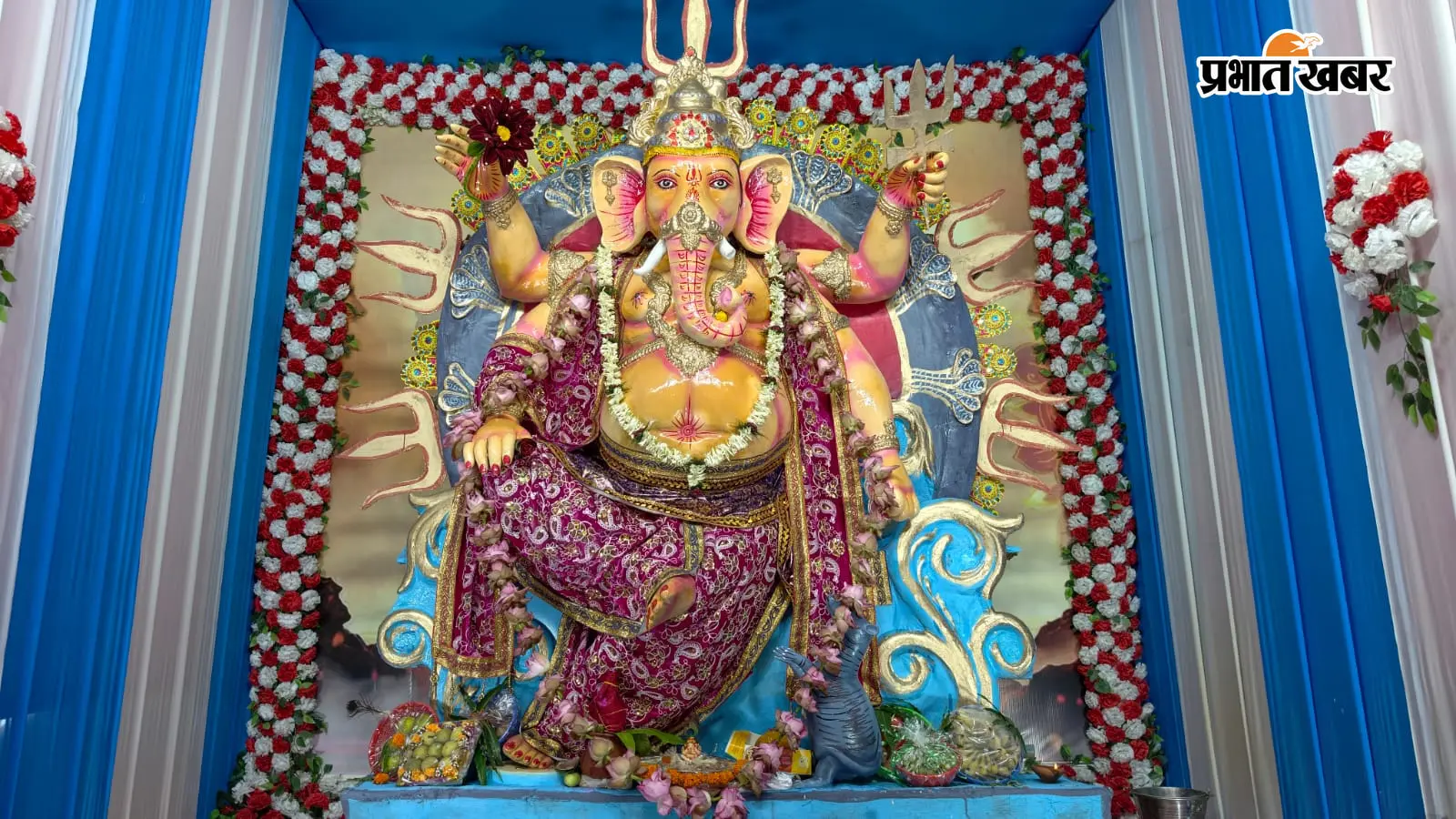 दुमका में गणेश उत्सव की धूम, 4 जगहों पर सजे पंडाल; पोखरा चौक में 20 फीट की प्रतिमा