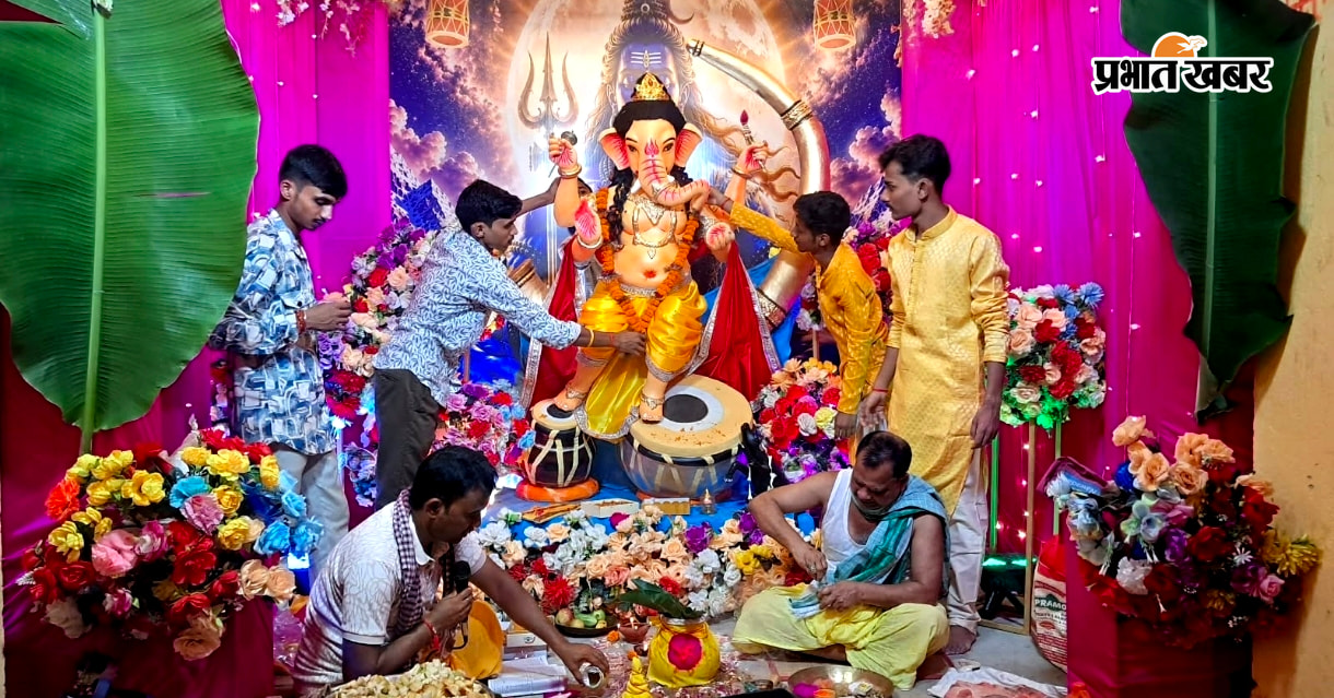 भगवान गणेश की प्रतिमा का पूजा अर्चना करते श्रद्धालु | Prabhat Khabar Network