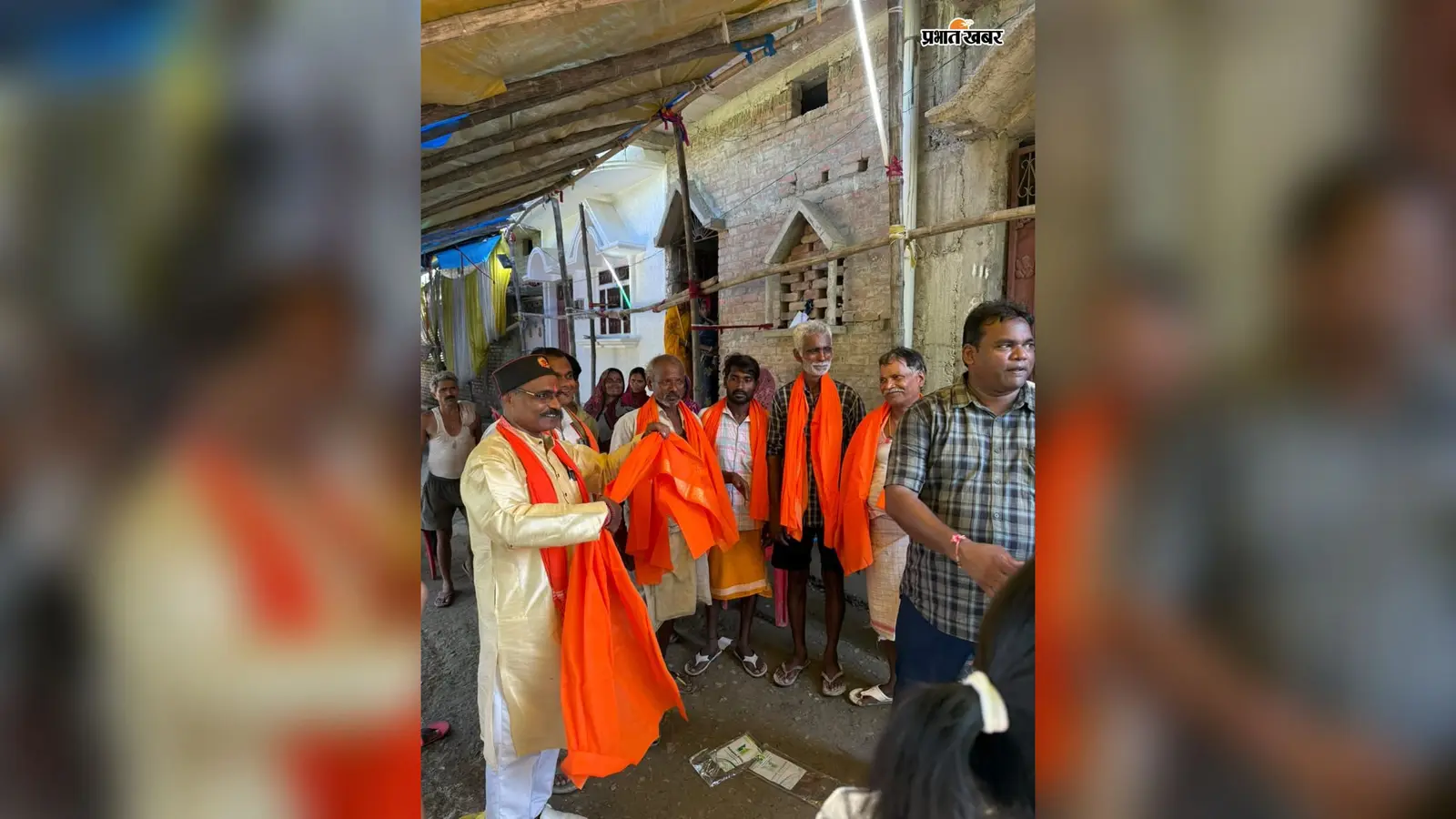 मानसी में बाढ़ राहत के लिए सामुदायिक रसोई में जुटे लोगों का सम्मान, बीडीओ-सीओ ने जताया आभार