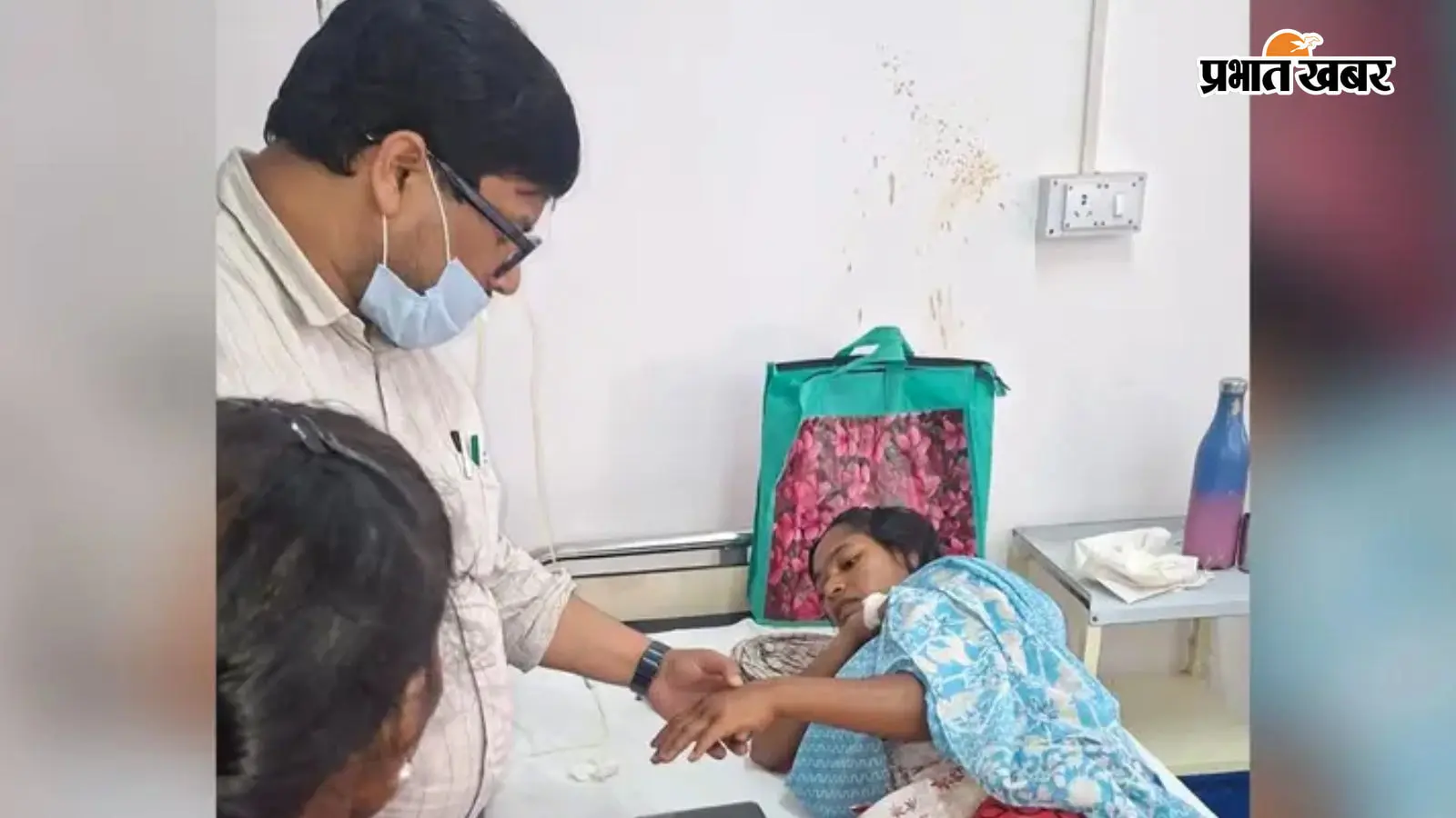 पेड़ के नीचे बैठी युवती को सांप ने डसा, अस्पताल ले जाने के बजाय झाड़-फूंक कराने लगे परिजन
