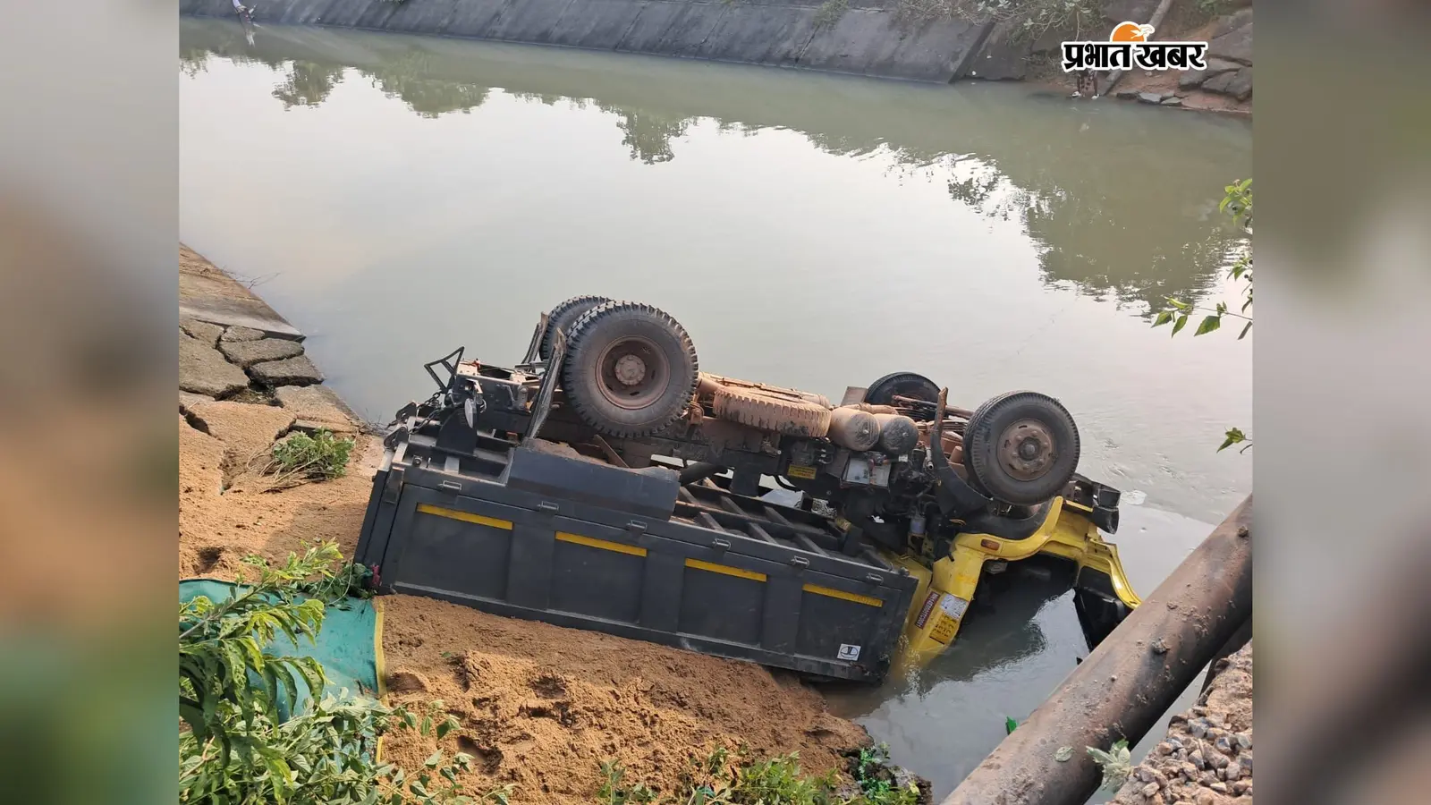 चांडिल नहर में पलटा बालू लदा आयशर, हादसे ने खोल दी अवैध बालू कारोबार की परत