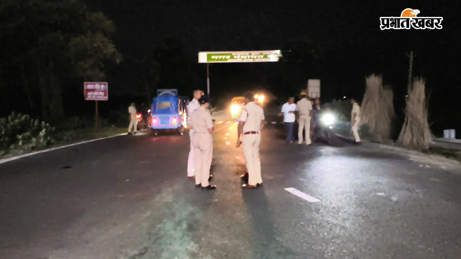 नेपाल सीमा से सटे वीरपुर में रात भर छोटे-बड़े वाहनों की ली गयी तलाशी, बिना हेलमेट चालकों पर कार्रवाई हुई