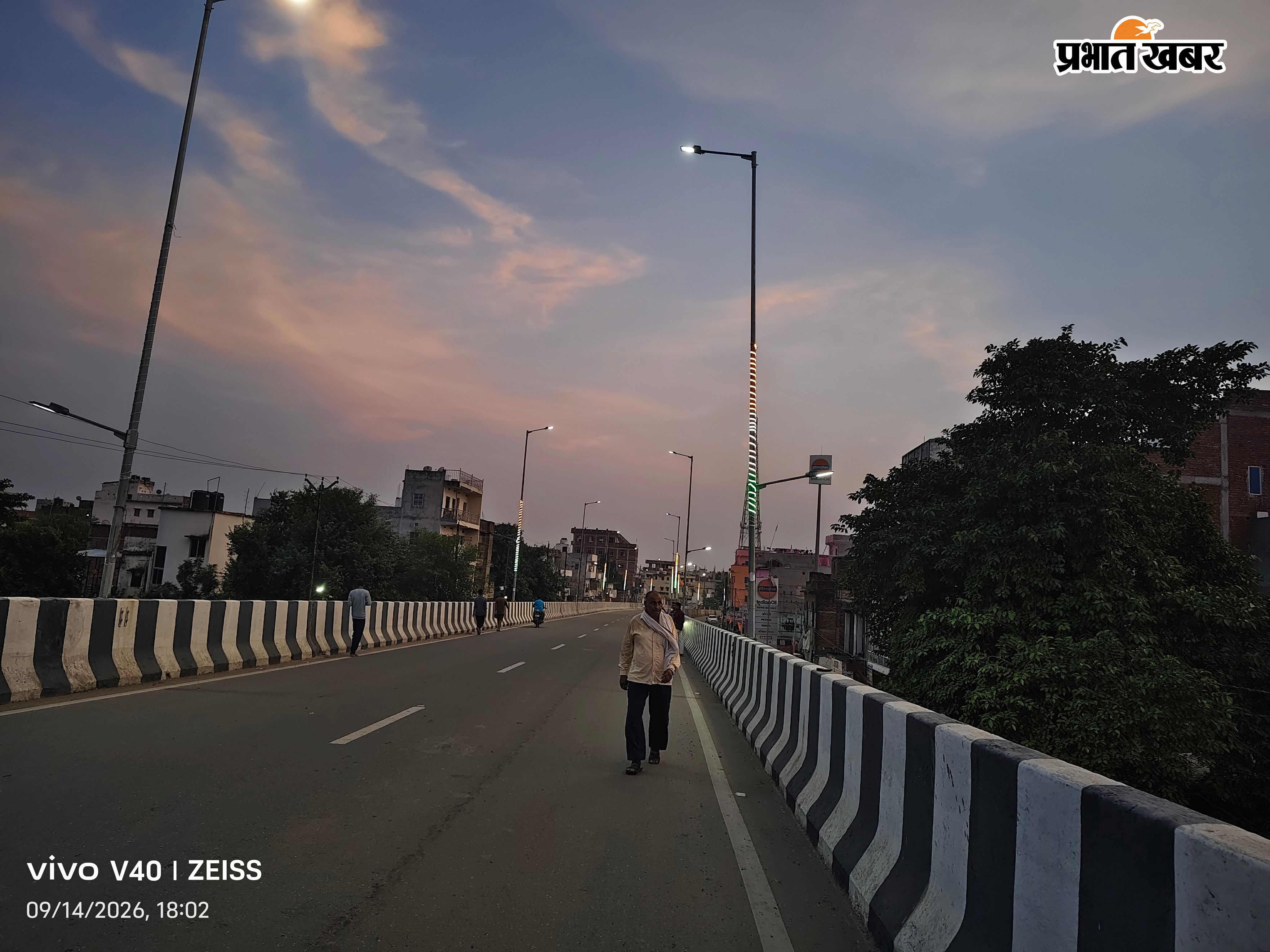 शहर में सोमवार की देर शाम एनएच 319 और स्टेट हाइवे 17 के ओवरब्रिज पर बूझा पड़ा तिरंगा लाइट | Prabhat Khabar Network