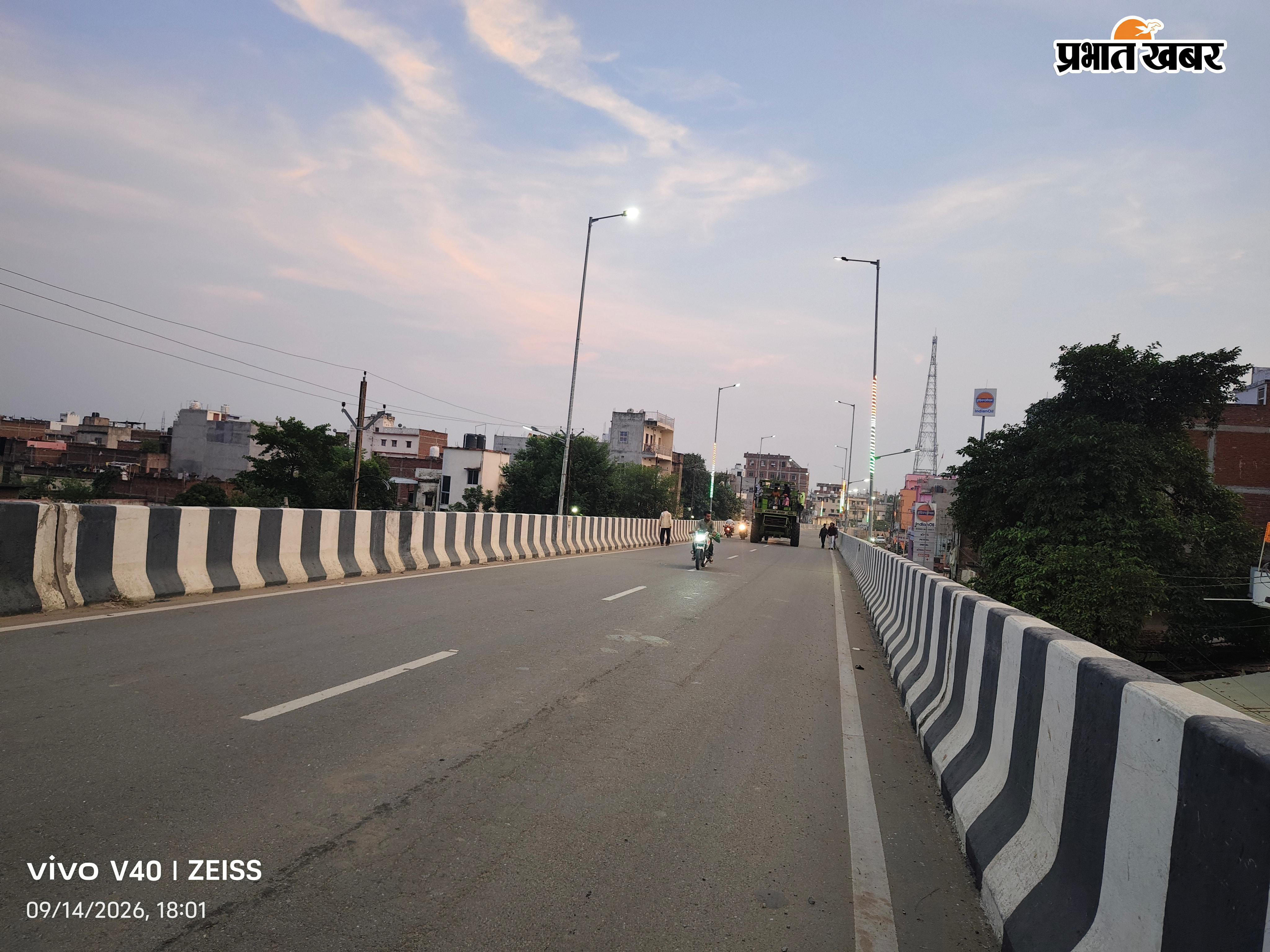 शहर में सोमवार की देर शाम एनएच 319 और स्टेट हाइवे 17 के ओवरब्रिज पर बूझा पड़ा तिरंगा लाइट | Prabhat Khabar Network