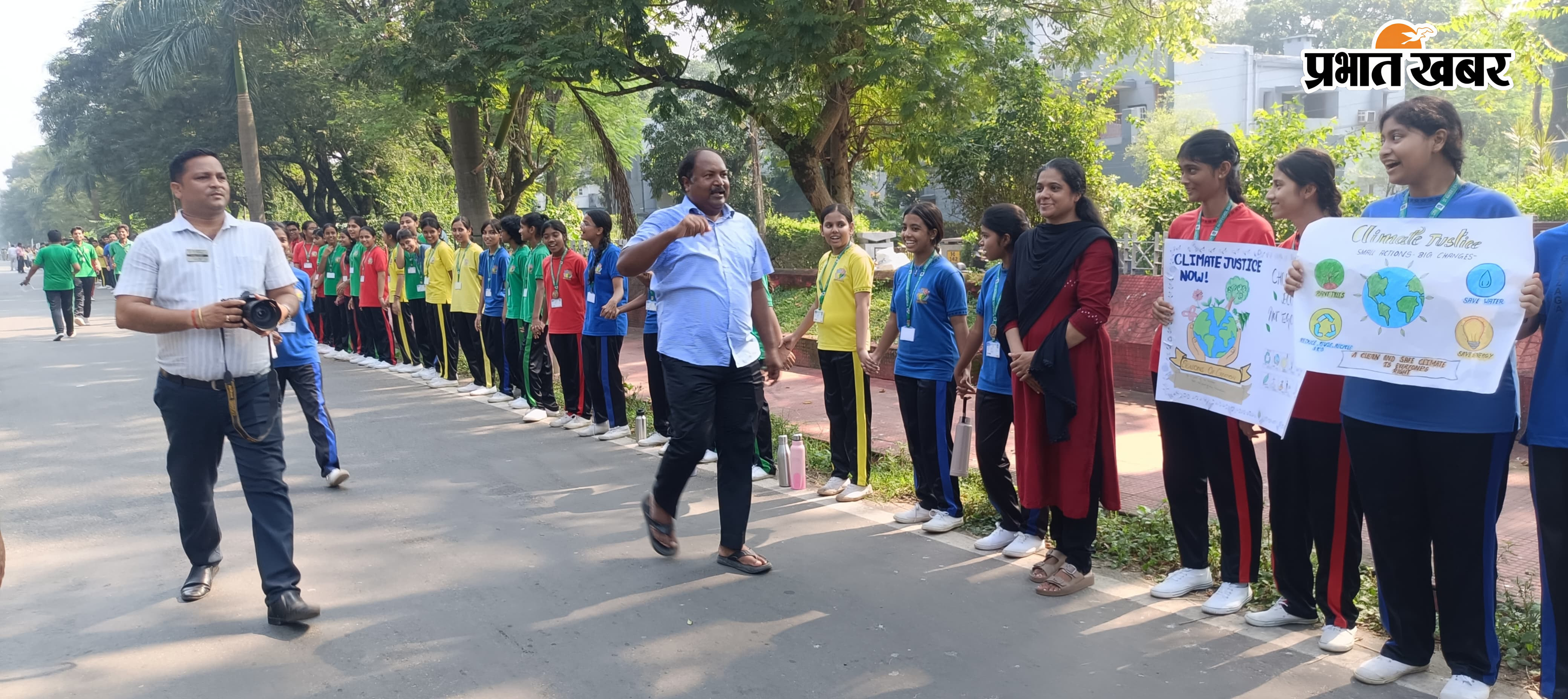 फोटो - ह्यूमन चेन की शुरुआत करते प्राचार्य फादर अरुण मिंज एसजे सहित बच्चे | Prabhat Khabar Network