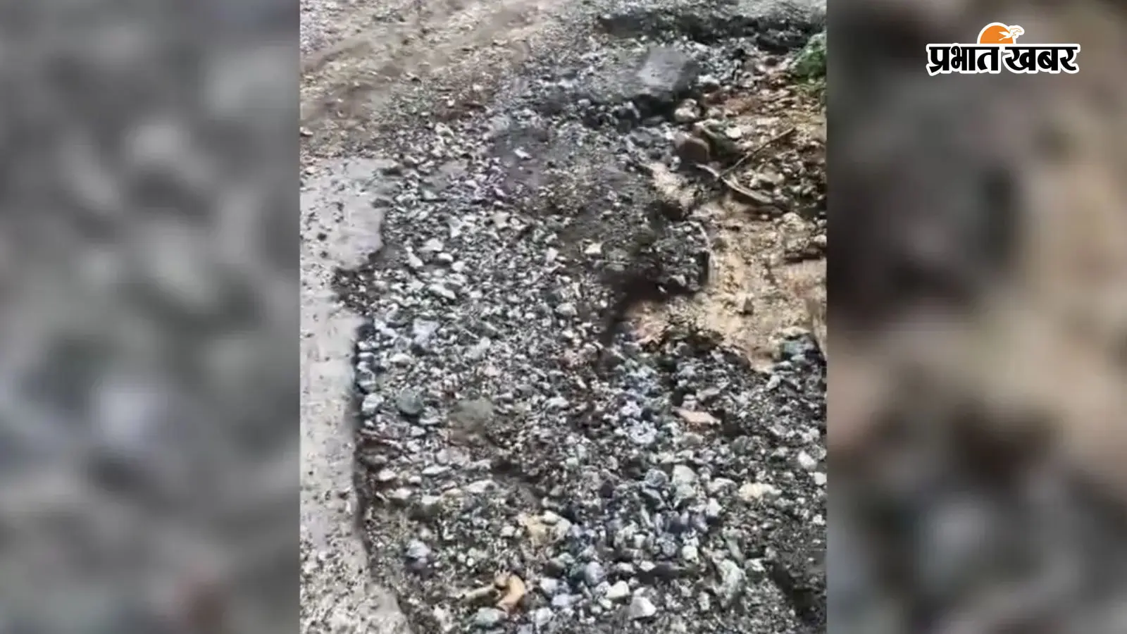 नेतरहाट जाने वाली सड़क का बुरा हाल, दूसरी बरसात में ही जगह-जगह बने गड्ढे