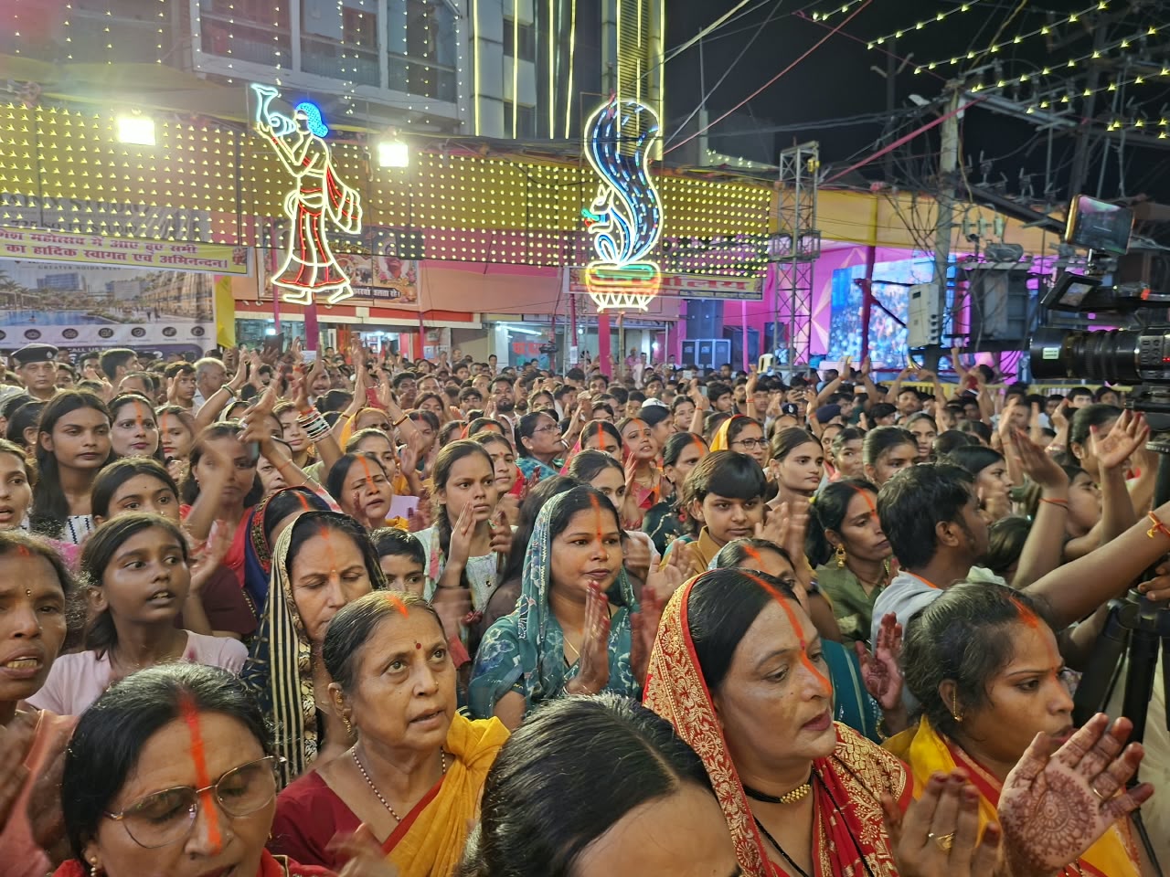 आरती और पूजा करते भक्तजन