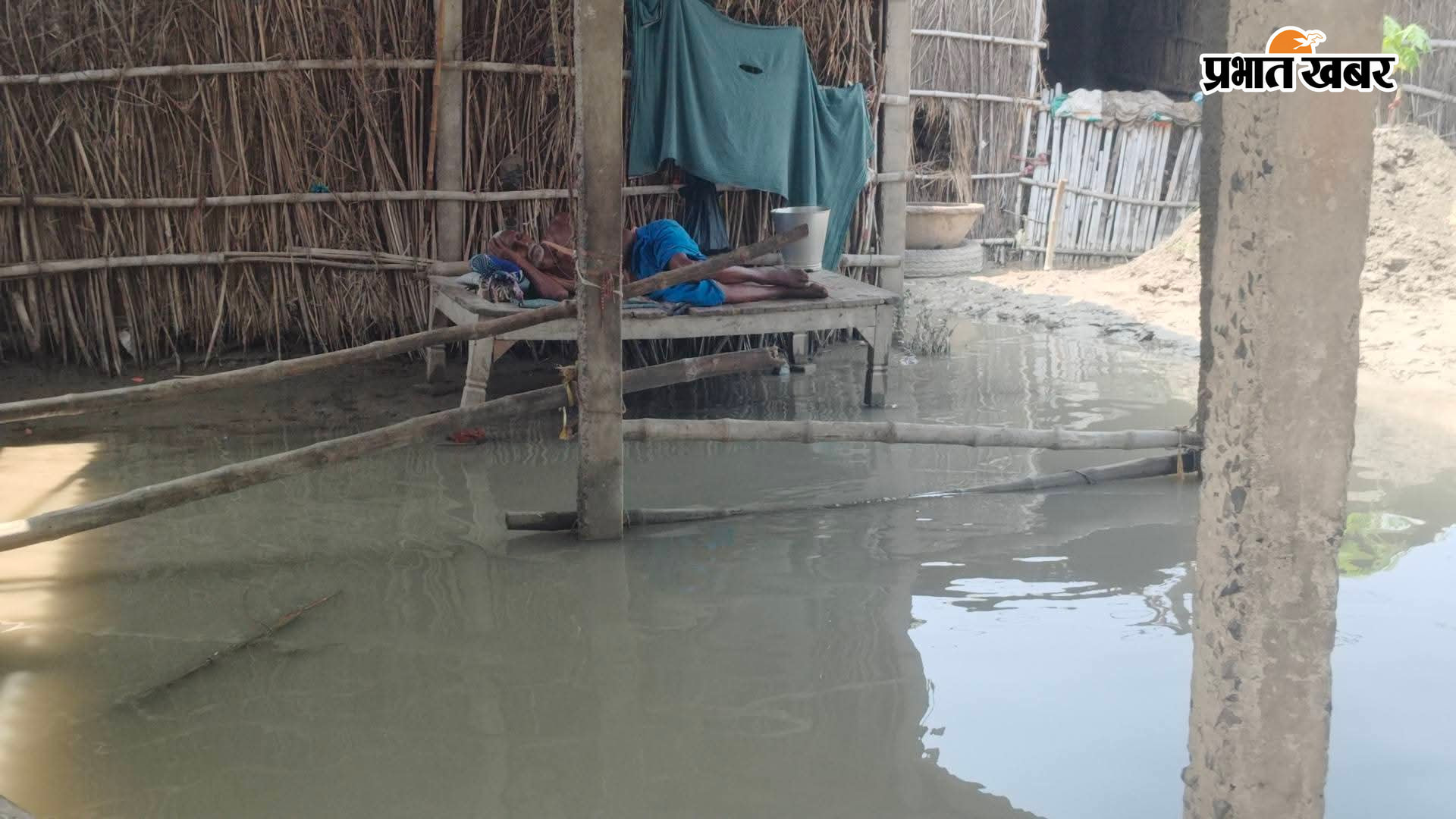 1 बेगूसराय के बाढ़ग्रस्त इलाके में बिलिचिंग पाउडर का छिड़काव करते हुए स्थानीय युवक  2 बलिया में घर के आगे लगा बाढ़ का पानी  3 बलिया बांध पर शरण लिए हुए स्थानीय लोग | Prabhat Khabar Network