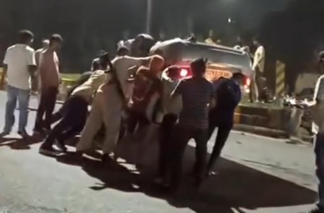 एक्सीडेंट के बाद युवकों को निकालते लोग
