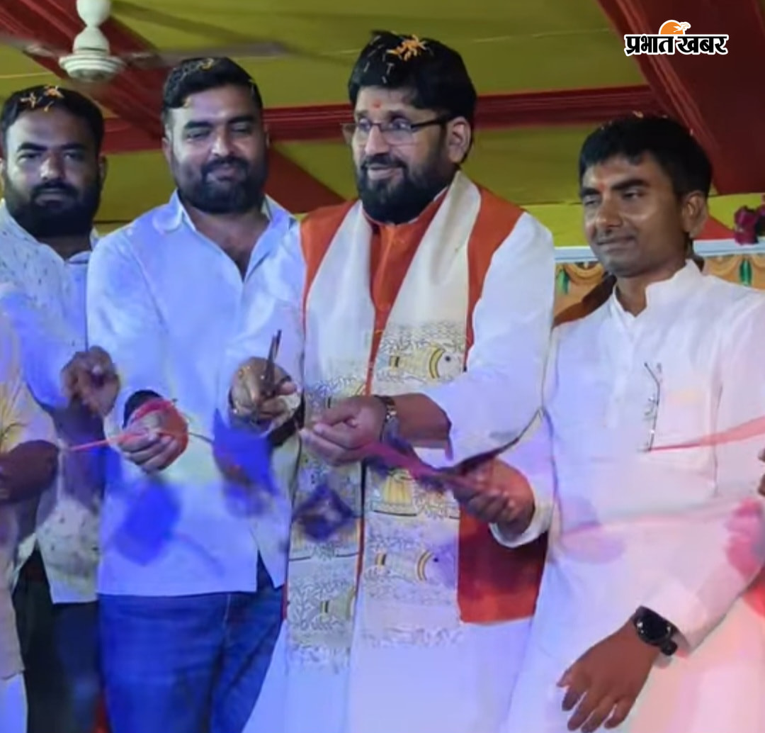 पचौड़र बाजार में गणेश चतुर्थी के मौके पर पूजा अर्चना व कार्यक्रम का उद्घाटन करते विधायक, मुखिया व अन्य | Prabhat Khabar Network