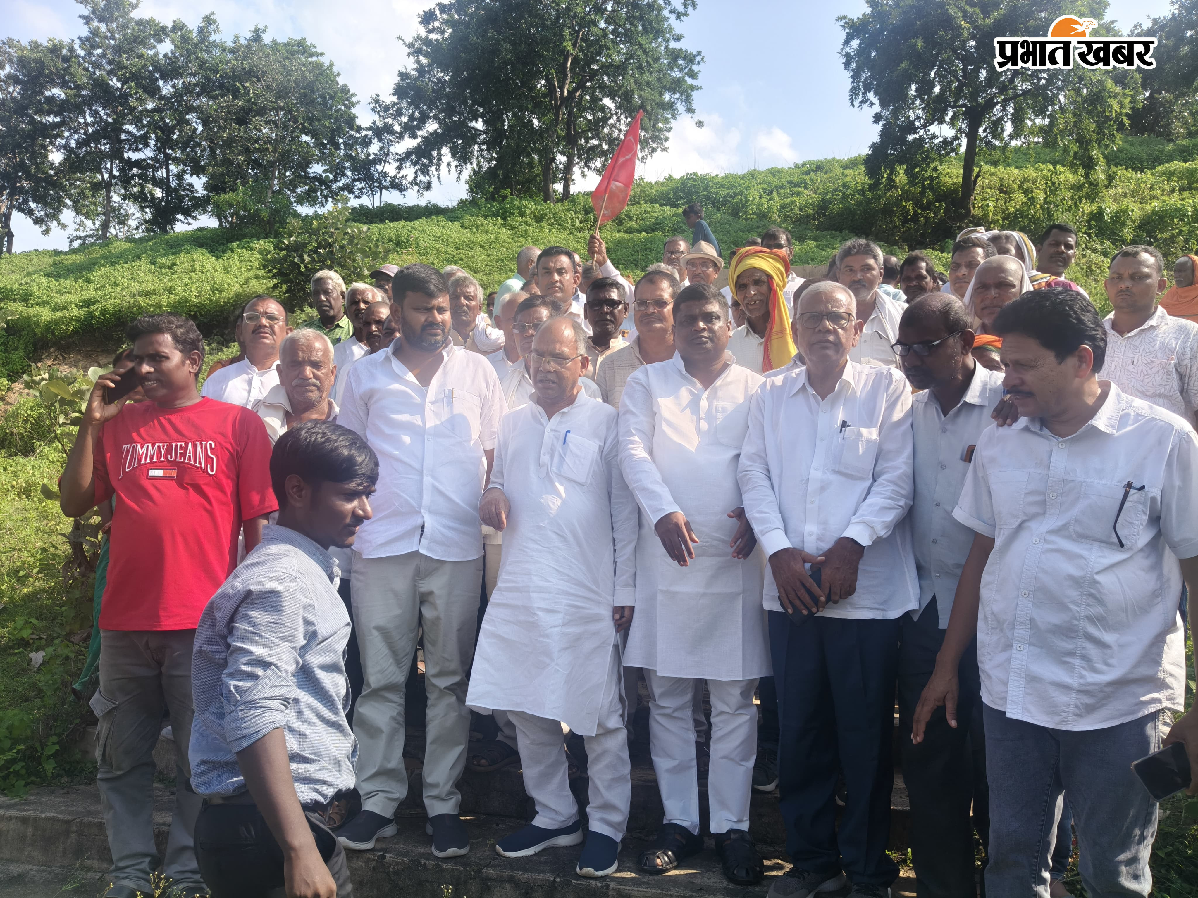 निरीक्षण करते काराकाट सांसद राजाराम सिंह एवं अन्य | Prabhat Khabar Network