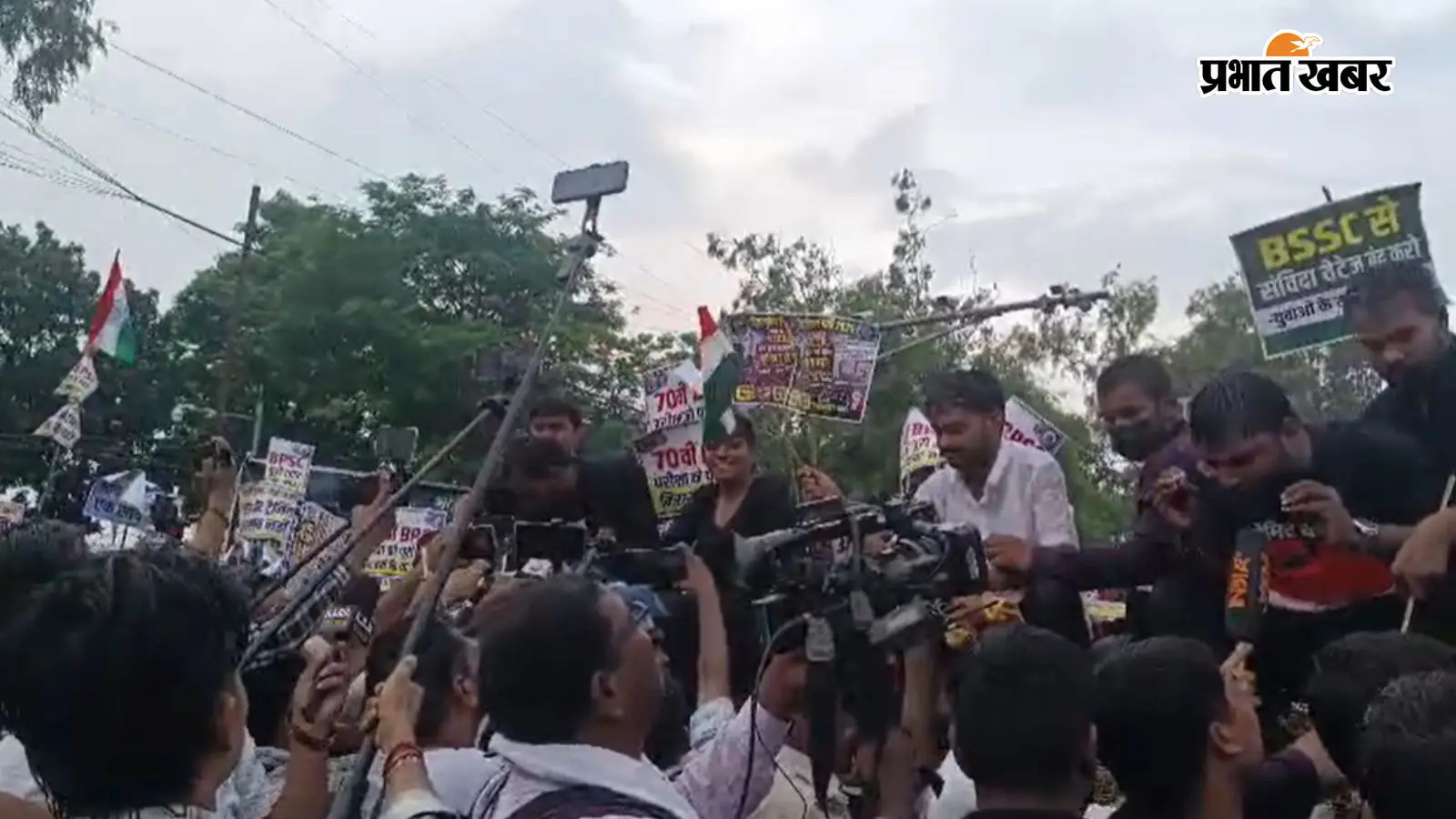 BSSC परीक्षा फॉर्म भरने के तीन साल बाद भी नहीं हुआ एग्जाम, भारी बारिश के बीच पटना की सड़कों पर उतरे अभ्यर्थी, बैरिकेडिंग पर चढ़े